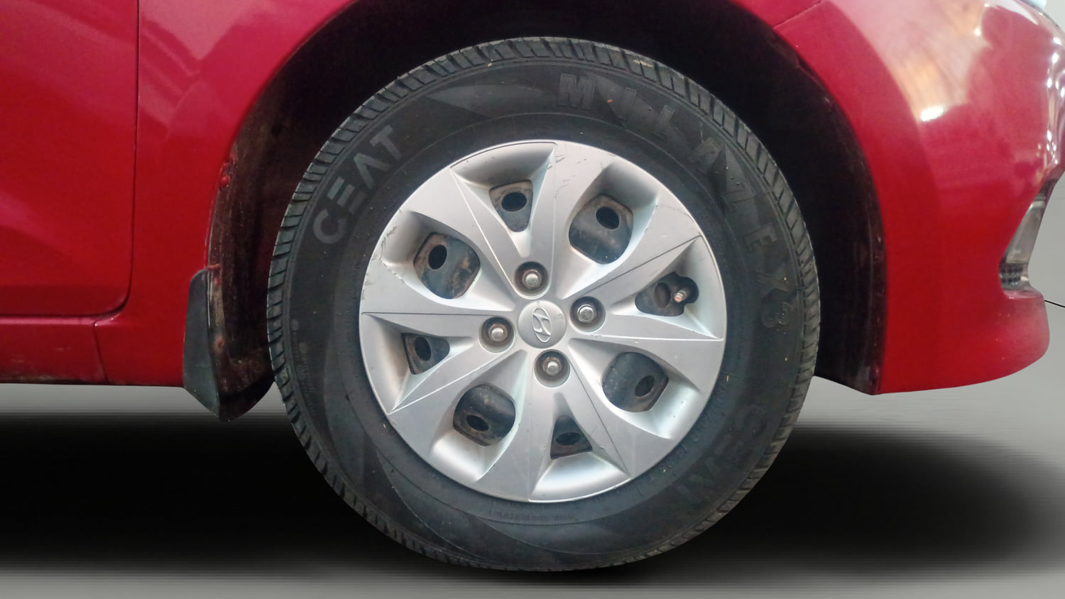 Used 2018 Hyundai Elite i20 Sportz 1.2 Petrol Manual tyres RIGHT FRONT TYRE RIM VIEW