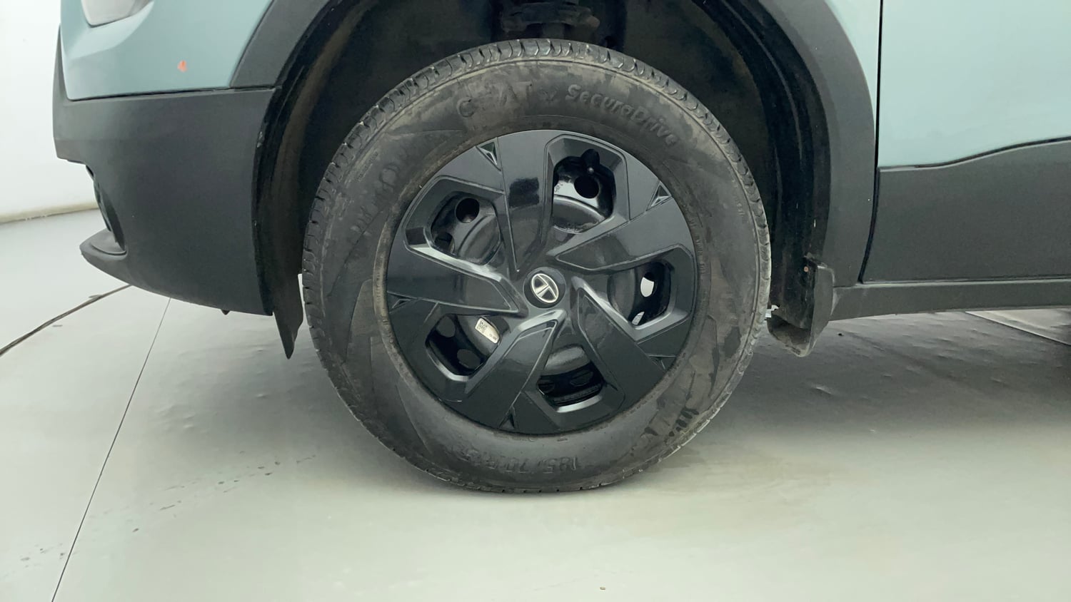 Used 2023 Tata Punch Adventure Rhythm Pack MT Petrol Manual tyres LEFT FRONT TYRE RIM VIEW