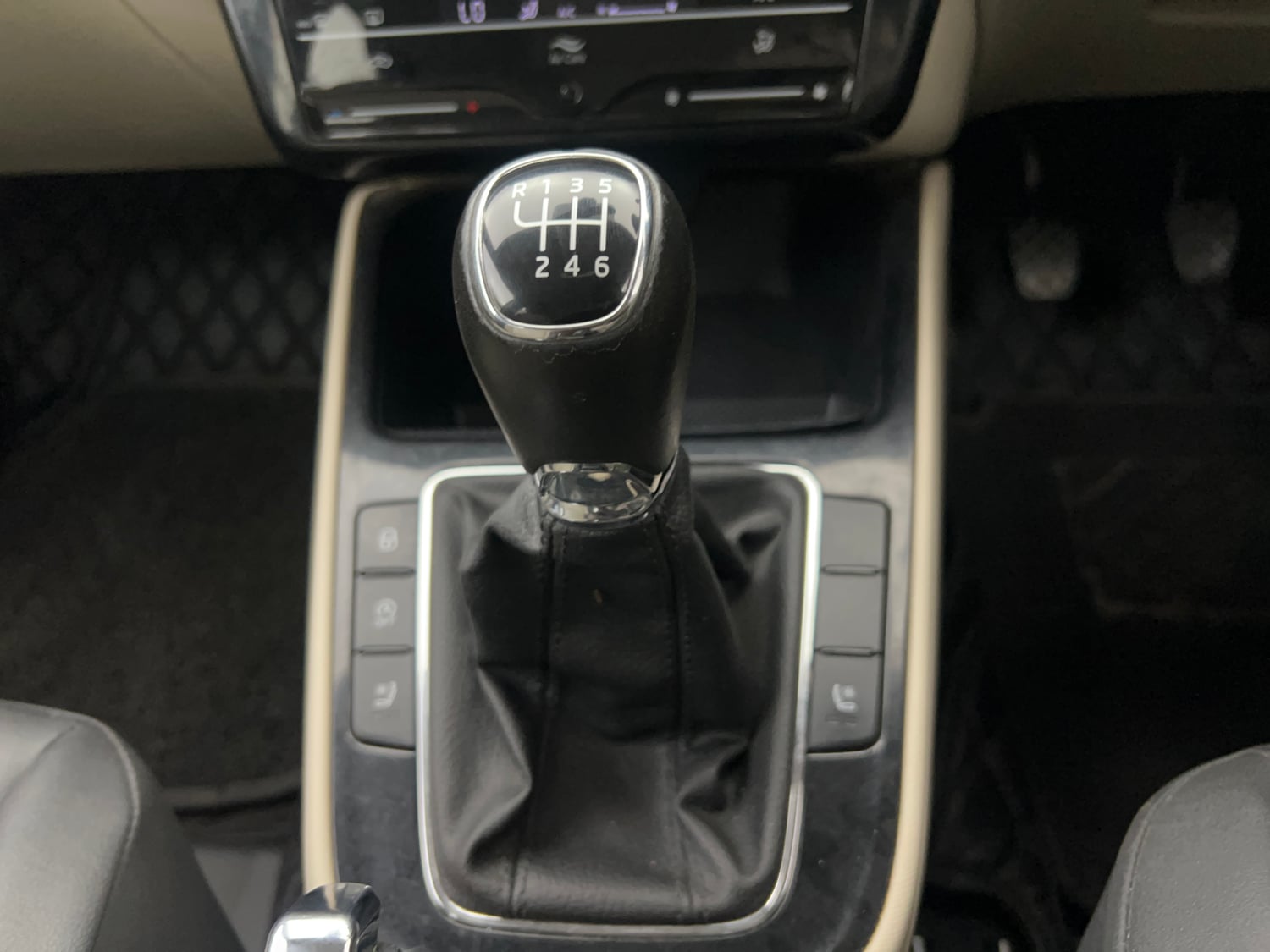 Used 2022 Skoda Slavia Style 1.0L TSI MT Petrol Manual interior GEAR  KNOB VIEW