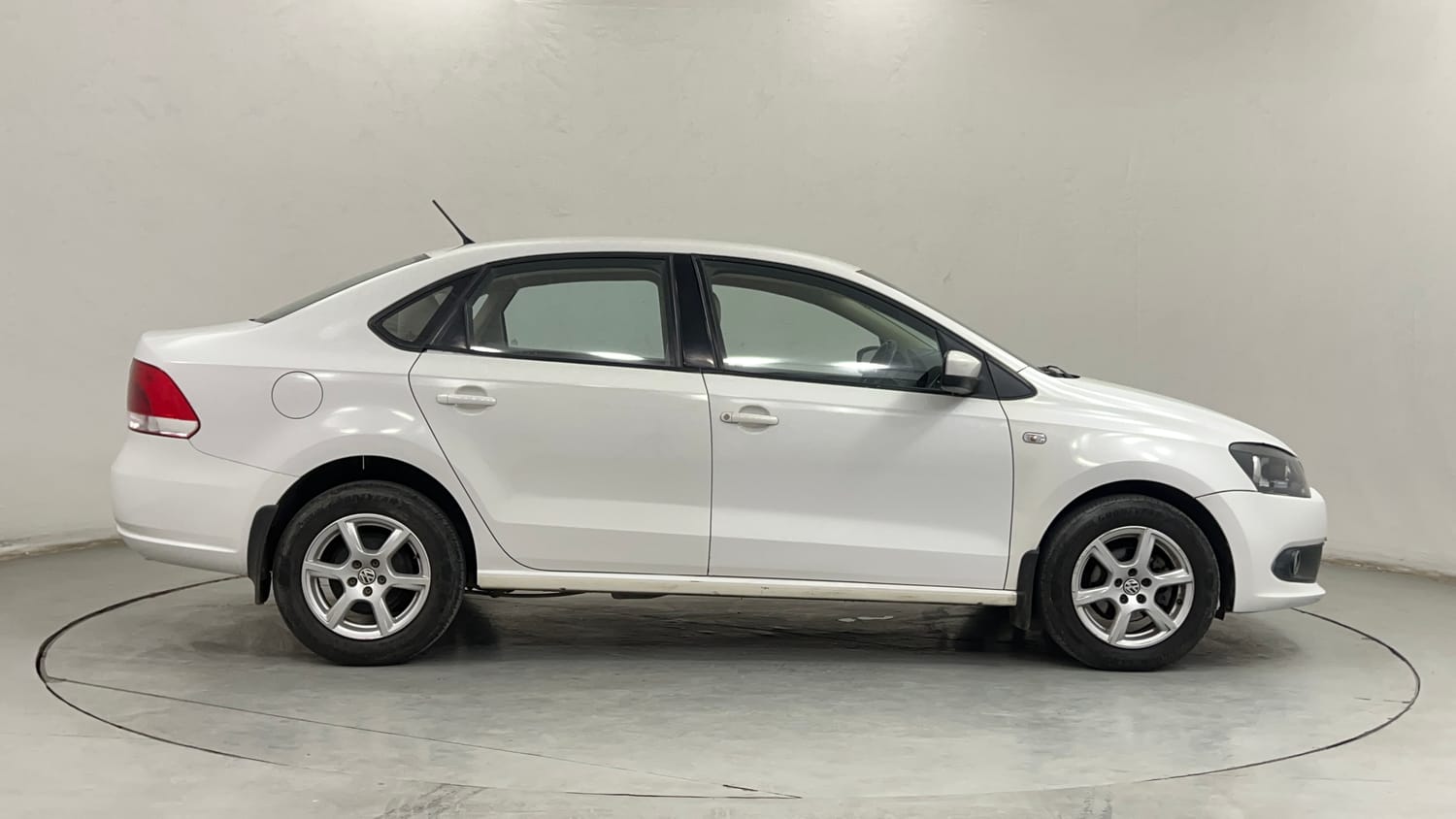 Used 2014 Volkswagen Vento Highline Petrol Petrol Manual exterior RIGHT SIDE VIEW