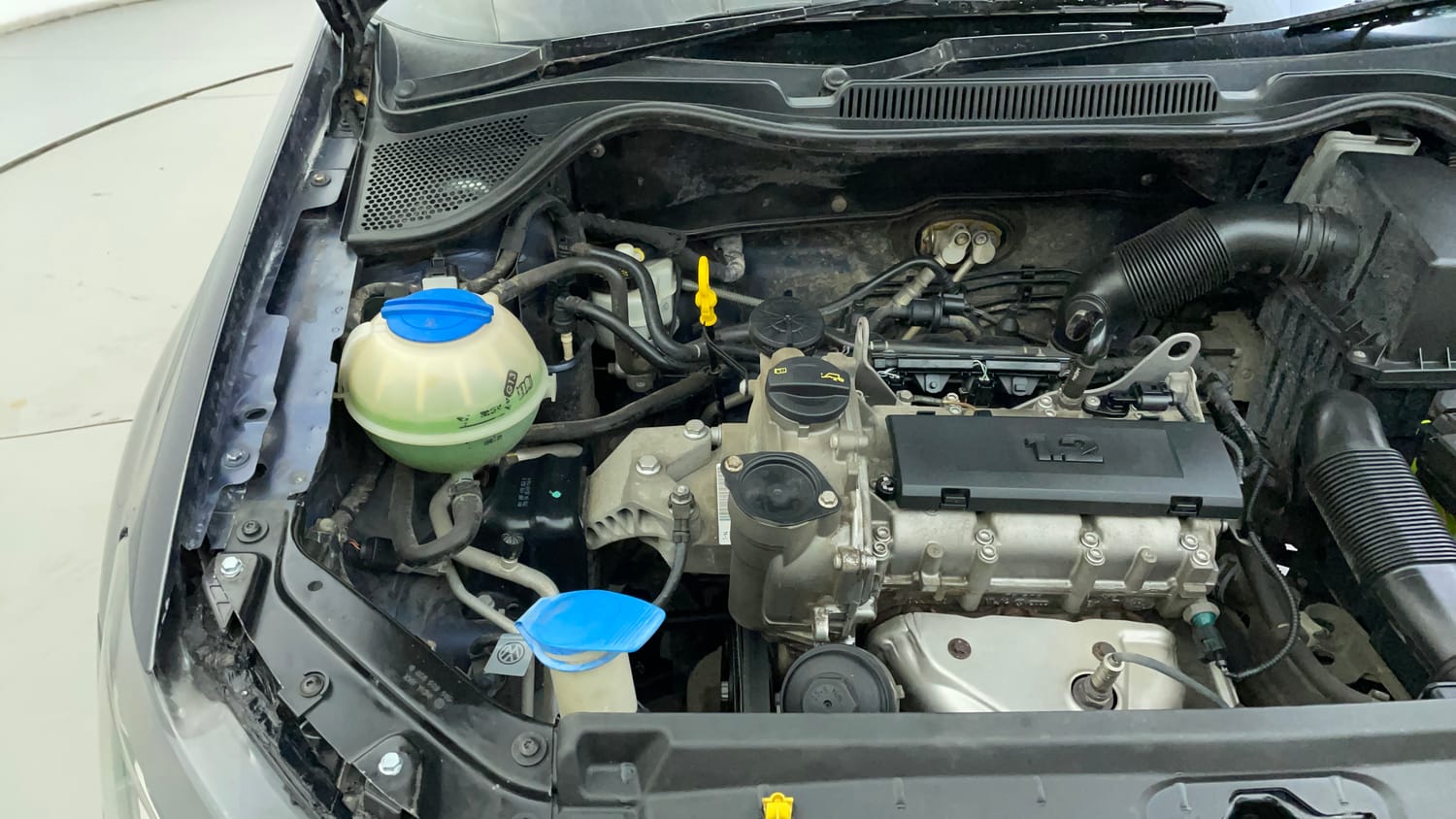 Used 2014 Volkswagen Polo Highline1.2L (P) Petrol Manual engine ENGINE RIGHT SIDE VIEW