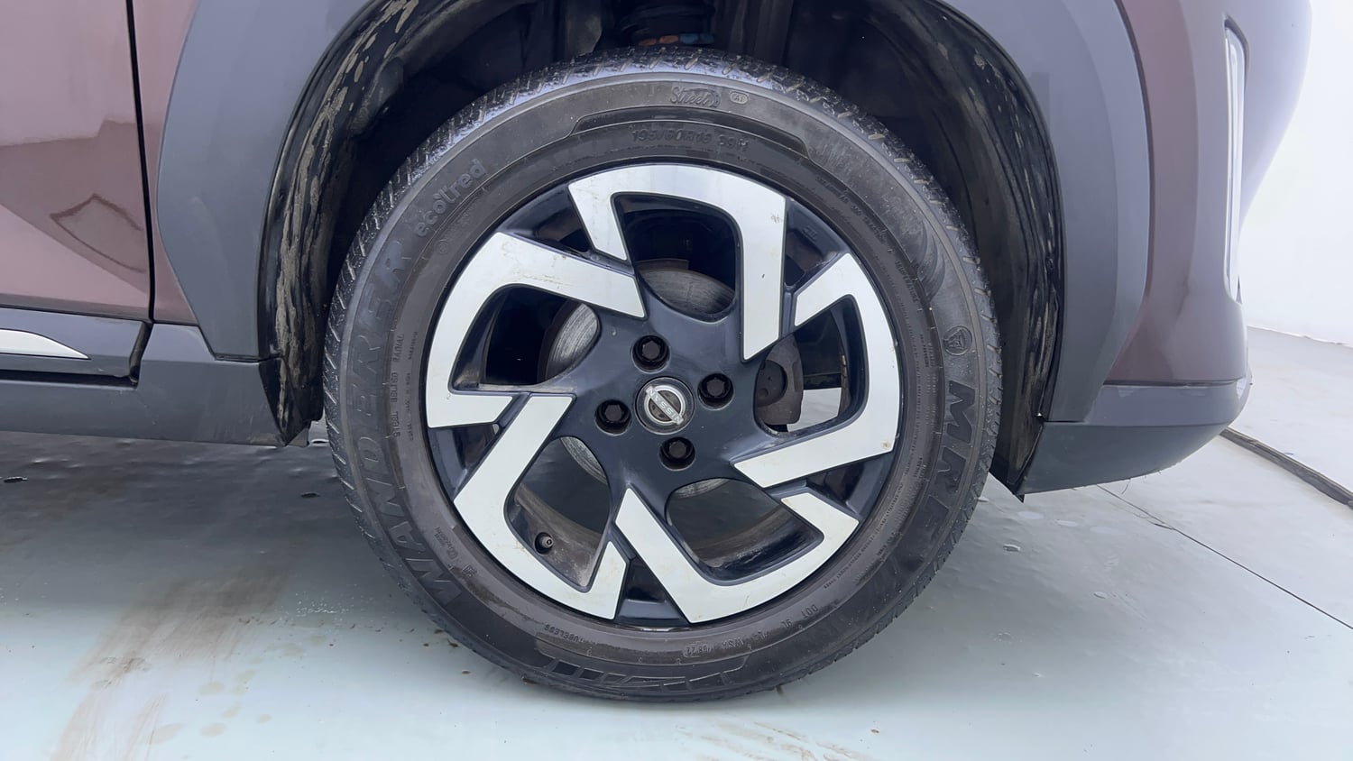 Used 2021 Nissan Magnite XV Premium Turbo CVT Petrol Automatic tyres RIGHT FRONT TYRE RIM VIEW