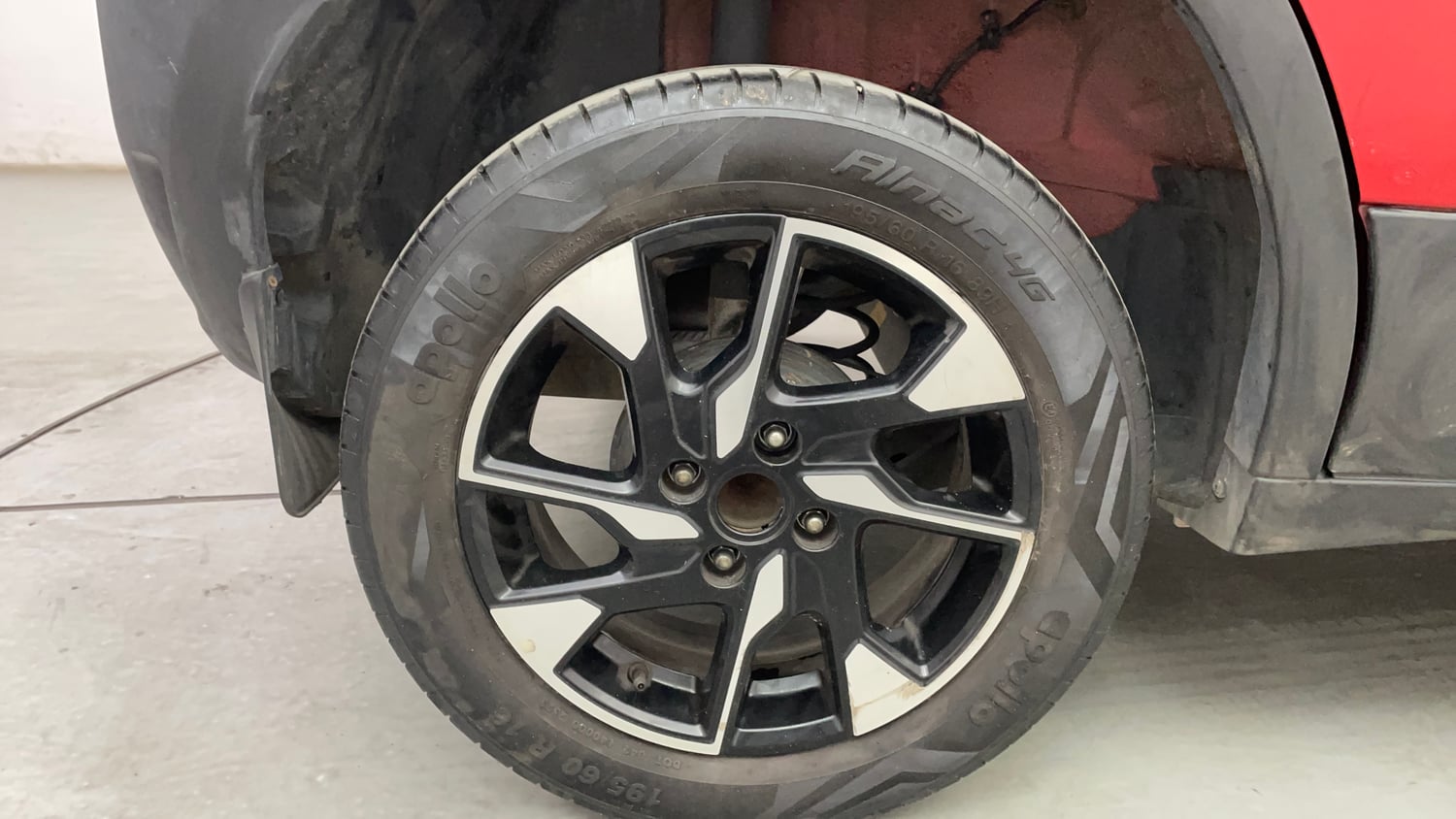 Used 2023 Tata Punch Creative Dual Tone AMT Sunroof Petrol Automatic tyres RIGHT REAR TYRE RIM VIEW
