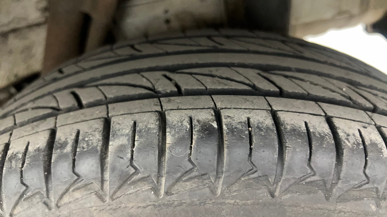 Used 2016 Mahindra KUV100 K8 6 STR Petrol Manual tyres LEFT REAR TYRE TREAD VIEW