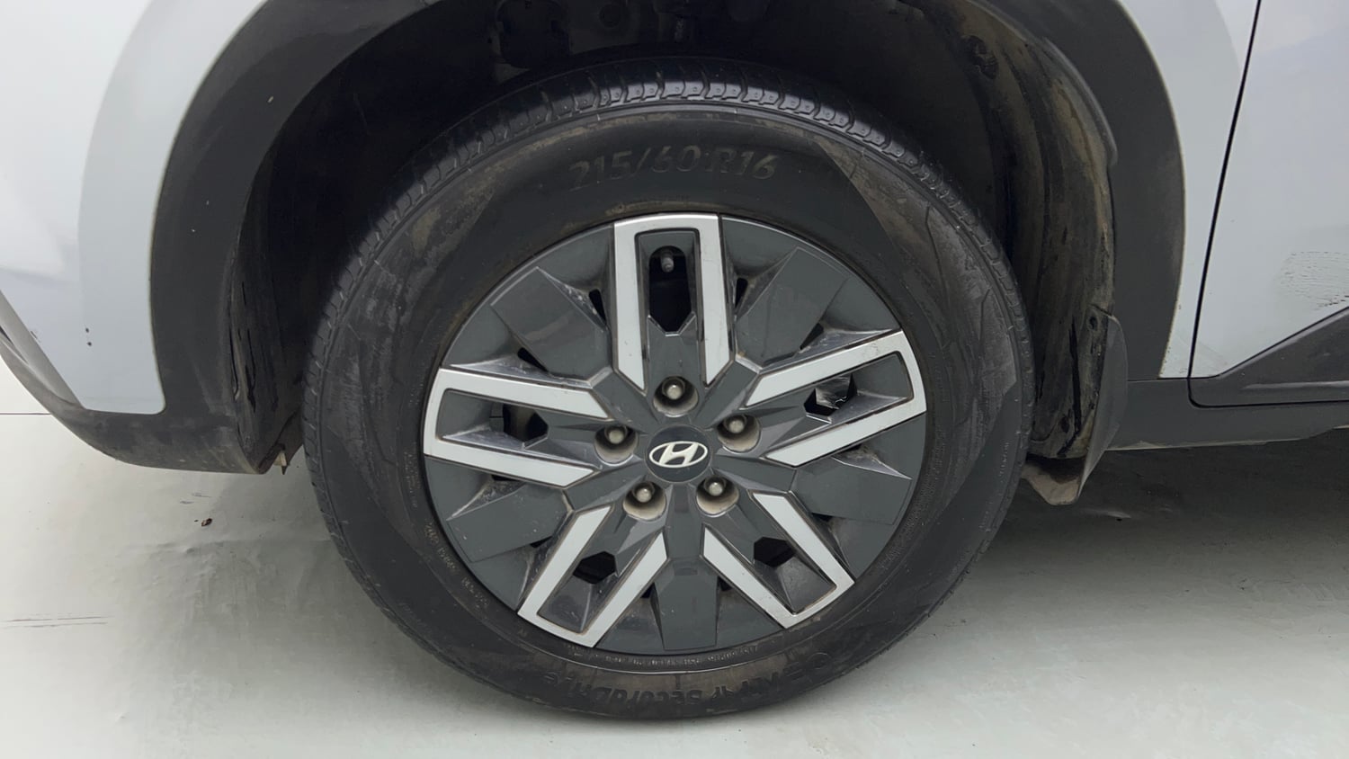 Used 2022 Hyundai Venue S (O) 1.0 Turbo DCT Petrol Automatic tyres LEFT FRONT TYRE RIM VIEW