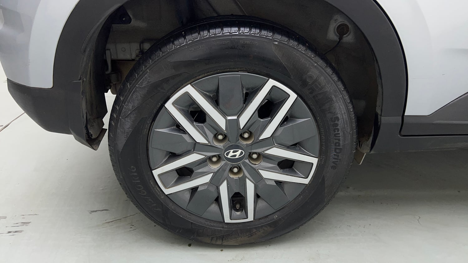 Used 2022 Hyundai Venue S (O) 1.0 Turbo DCT Petrol Automatic tyres RIGHT REAR TYRE RIM VIEW
