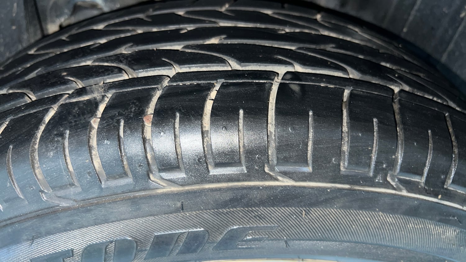 Used 2022 Mahindra XUV 300 W8 (O) 1.2 Petrol AMT Petrol Automatic tyres LEFT REAR TYRE TREAD VIEW