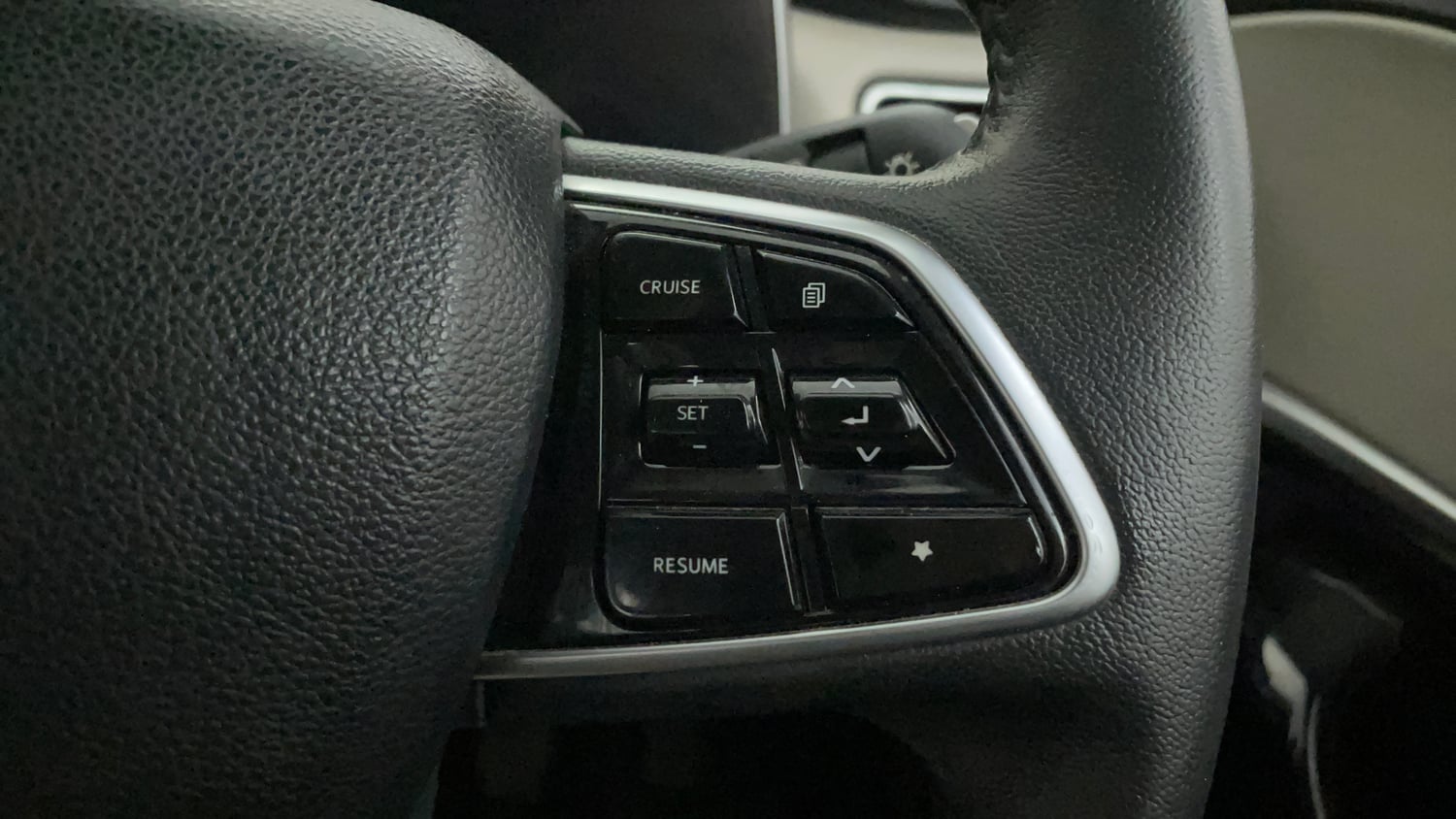 Used 2022 Mahindra XUV700 AX 7 Diesel MT 7 STR Diesel Manual top_features Cruise control