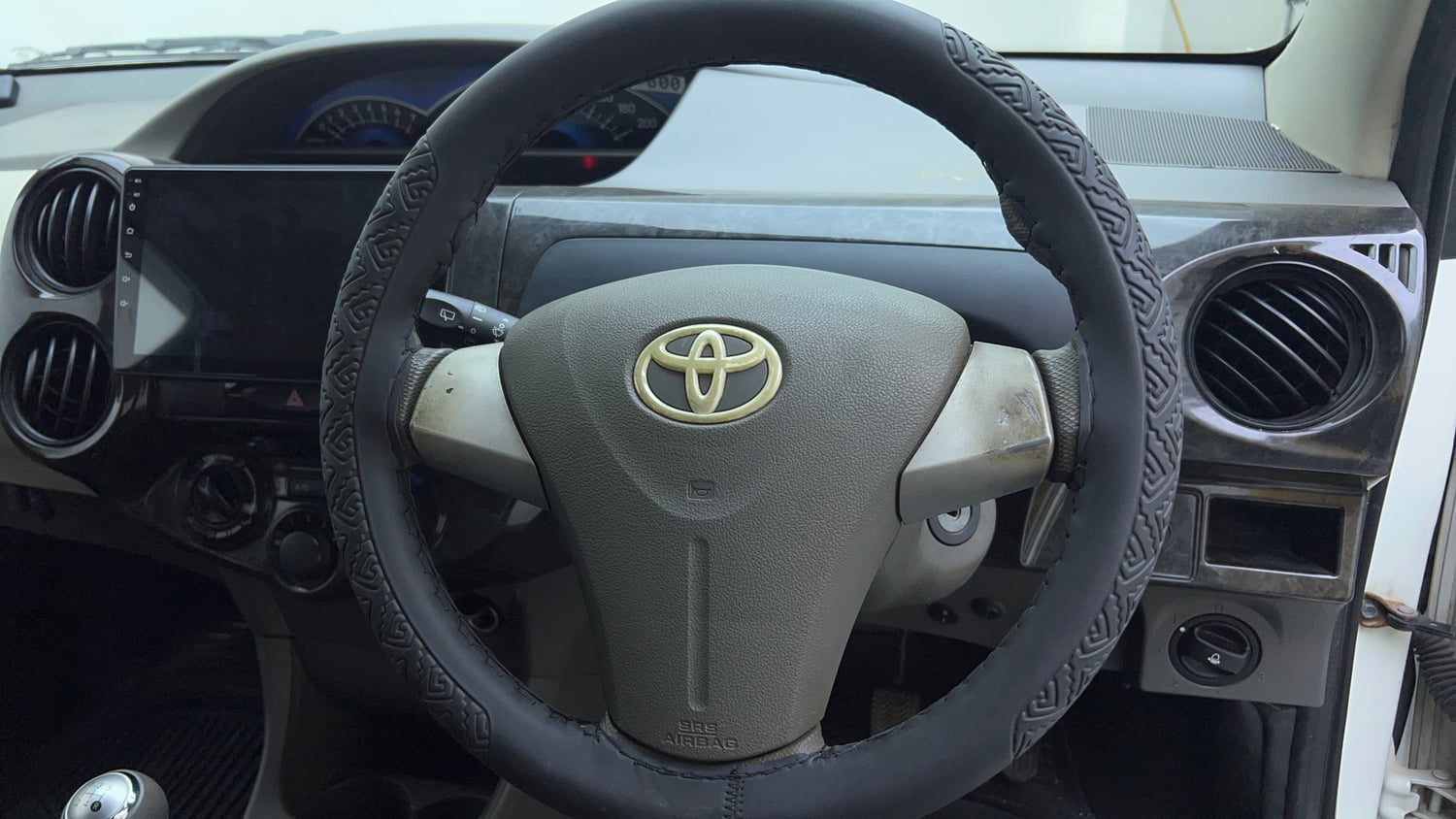 Used 2016 Toyota Etios Liva V Petrol Manual top_features Leather-wrapped steering wheel