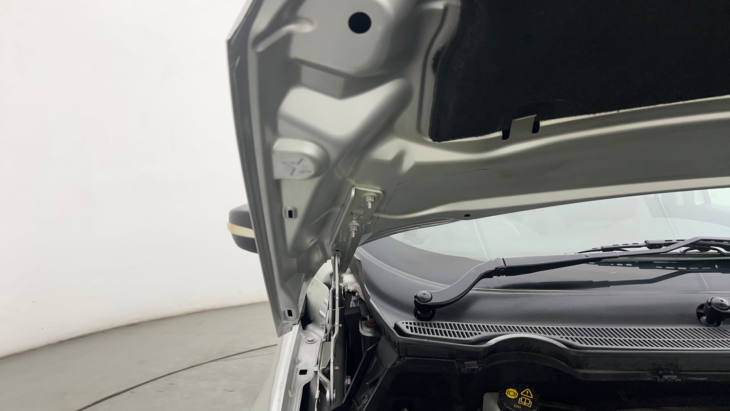 Used 2016 Ford EcoSport Ambiente 1.5L TDCi Diesel Manual engine ENGINE RIGHT SIDE HINGE & APRON VIEW