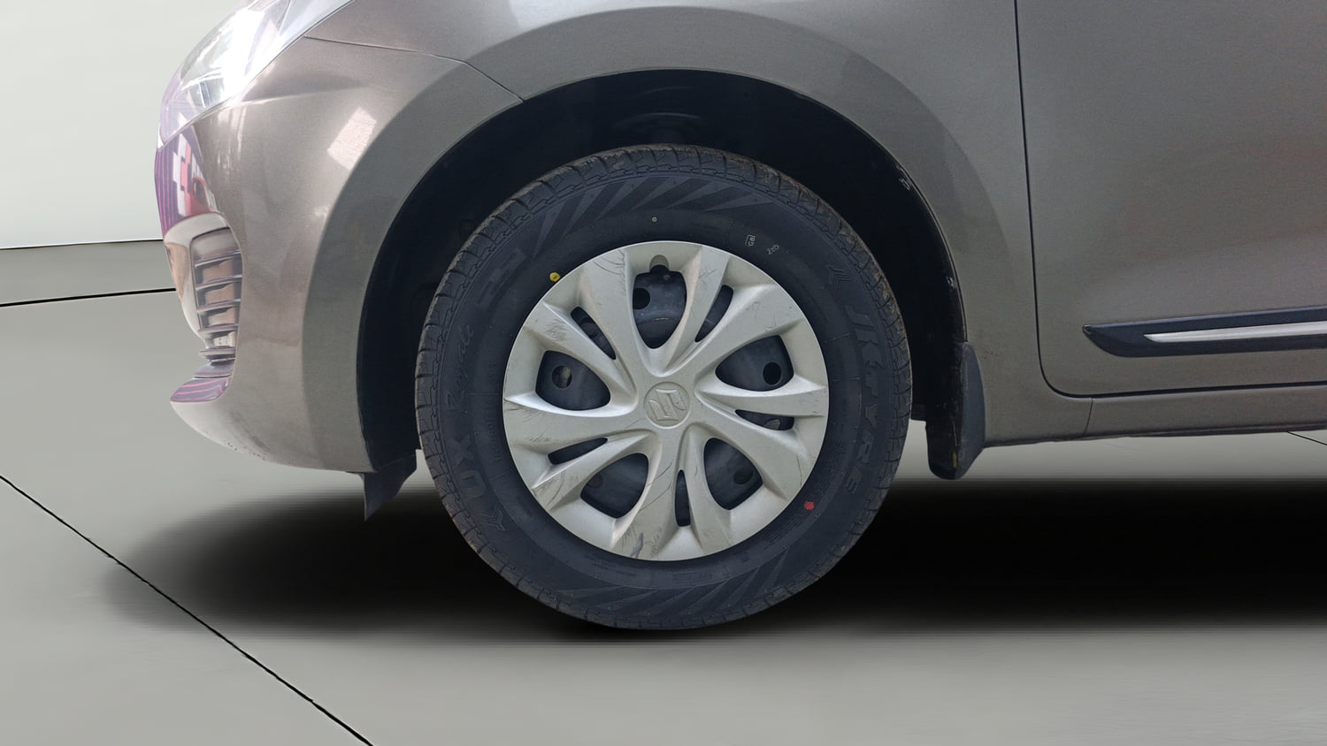 Used 2022 Maruti Suzuki Swift VXi AMT Petrol Automatic tyres LEFT FRONT TYRE RIM VIEW