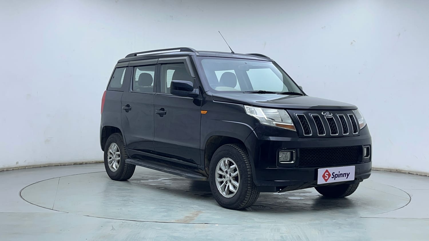 Used 2016 Mahindra TUV300 T8 Diesel Manual exterior RIGHT FRONT CORNER VIEW