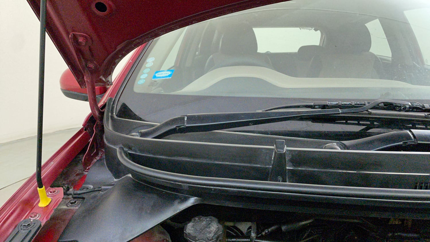 Used 2014 Hyundai Elite i20 Magna 1.2 Petrol Manual engine ENGINE RIGHT SIDE HINGE & APRON VIEW