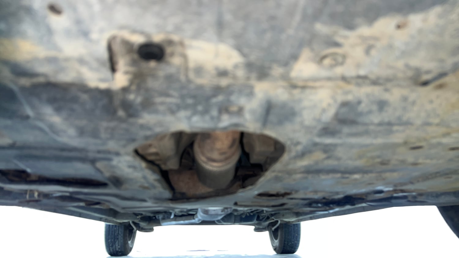 Used 2022 Mahindra XUV 300 W8 (O) 1.2 Petrol AMT Petrol Automatic extra FRONT LEFT UNDERBODY VIEW