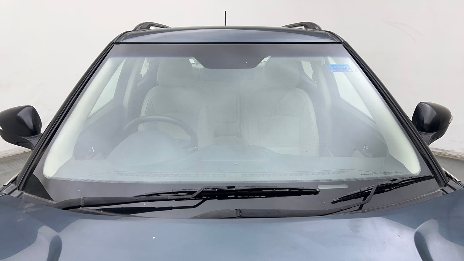 Used 2022 Mahindra XUV 300 W8 (O) 1.2 Petrol AMT Petrol Automatic exterior FRONT WINDSHIELD VIEW