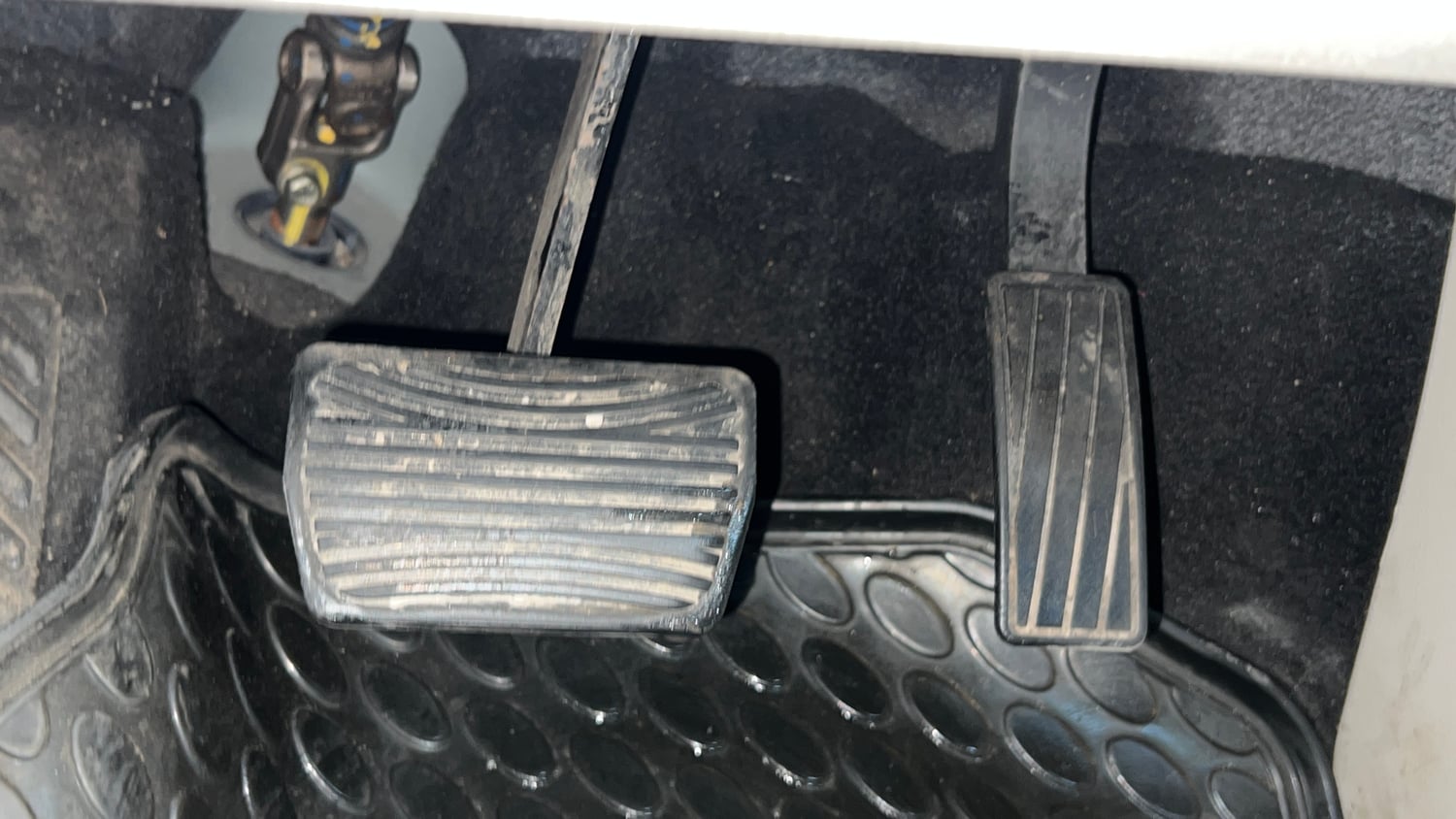 Used 2022 Mahindra XUV 300 W8 (O) 1.2 Petrol AMT Petrol Automatic interior PEDALS VIEW