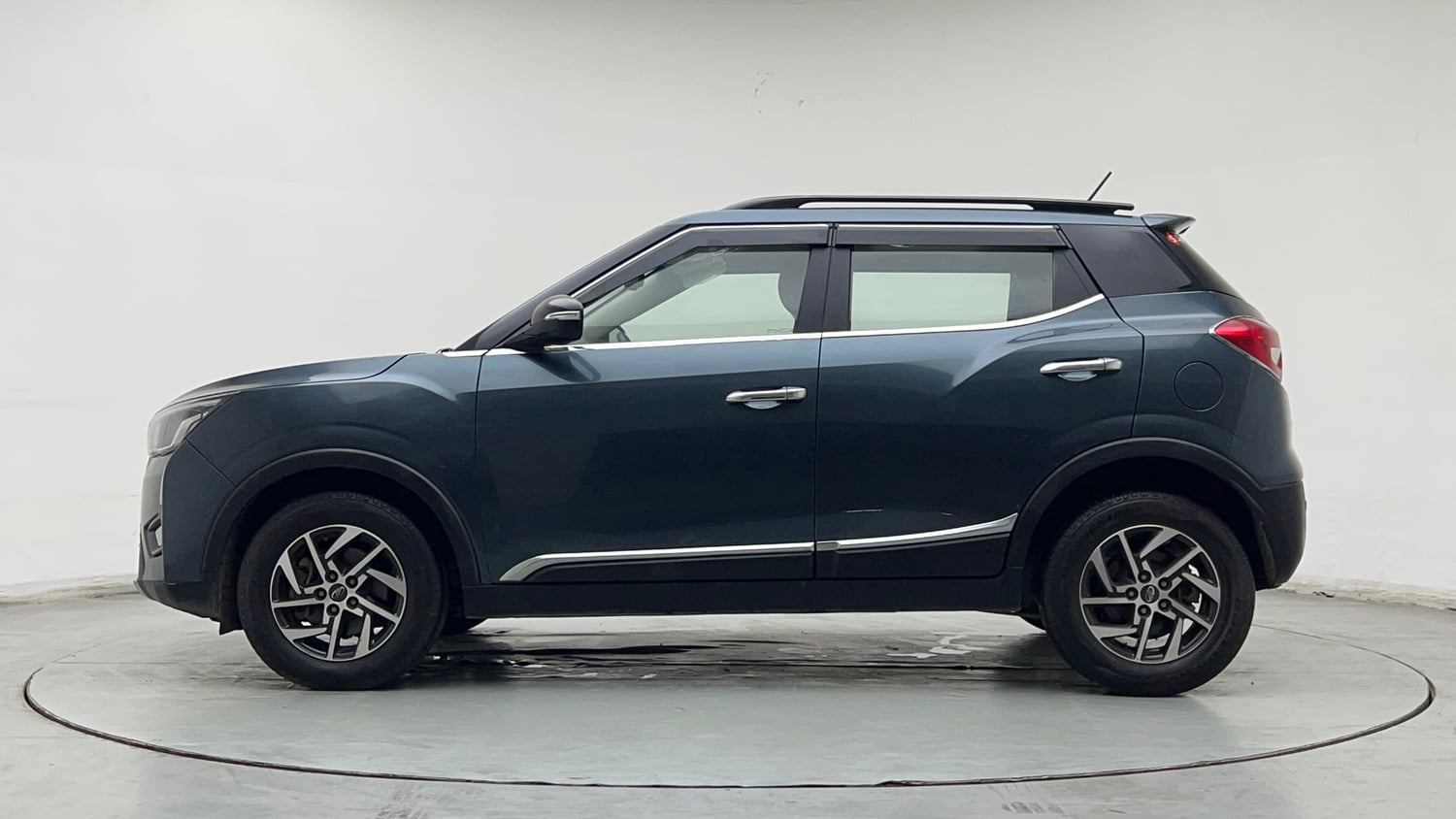 Used 2022 Mahindra XUV 300 W8 (O) 1.2 Petrol AMT Petrol Automatic exterior LEFT SIDE VIEW