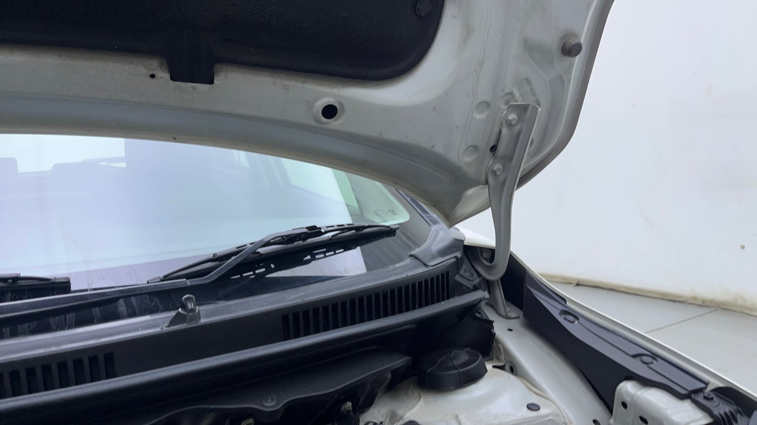 Used 2023 Maruti Suzuki Baleno Alpha AGS Petrol Automatic engine ENGINE LEFT SIDE HINGE & APRON VIEW