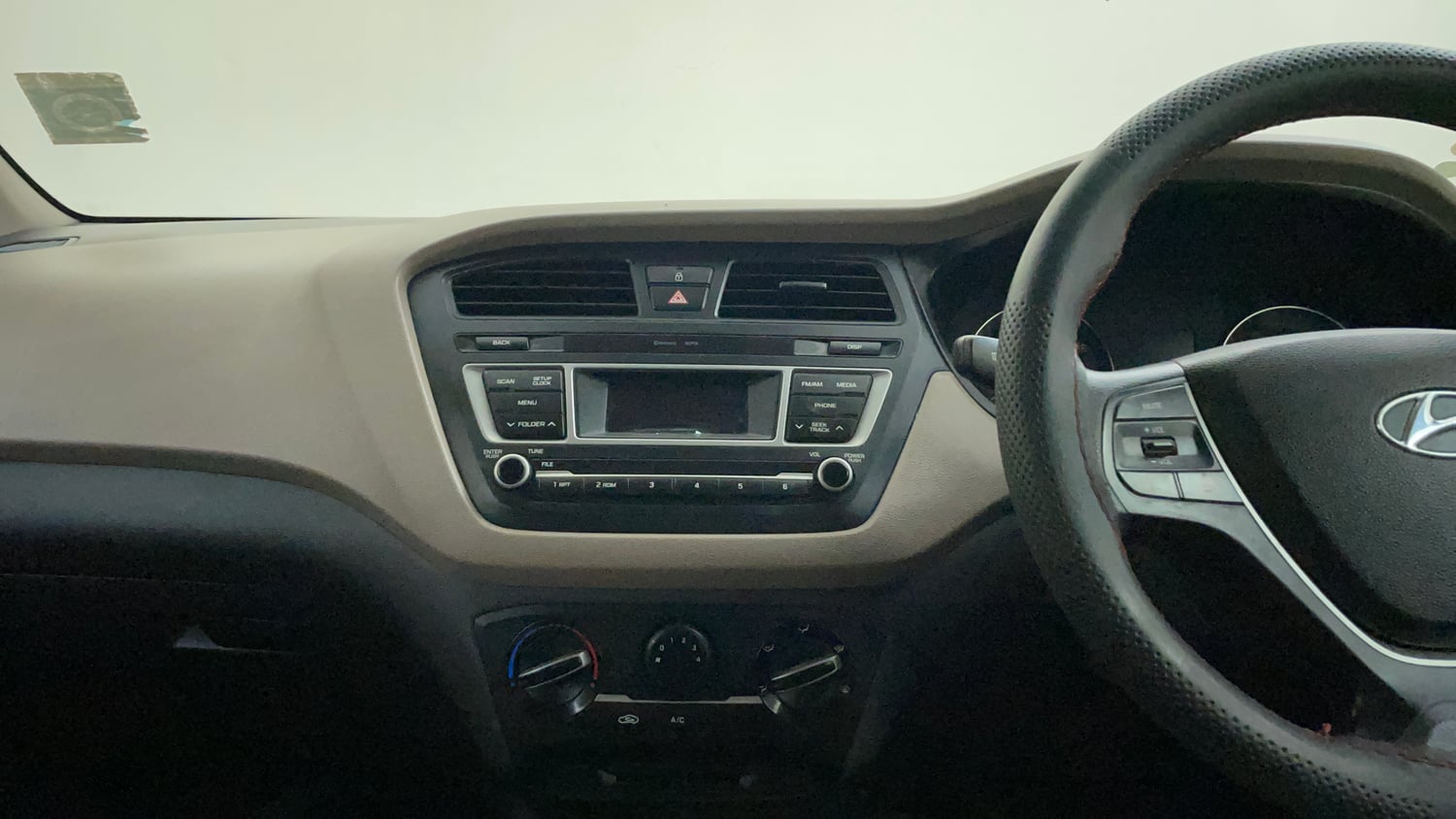 Used 2014 Hyundai Elite i20 Magna 1.2 Petrol Manual interior MUSIC SYSTEM & AC CONTROL VIEW