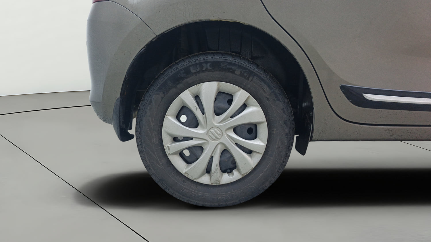 Used 2022 Maruti Suzuki Swift VXi AMT Petrol Automatic tyres RIGHT REAR TYRE RIM VIEW