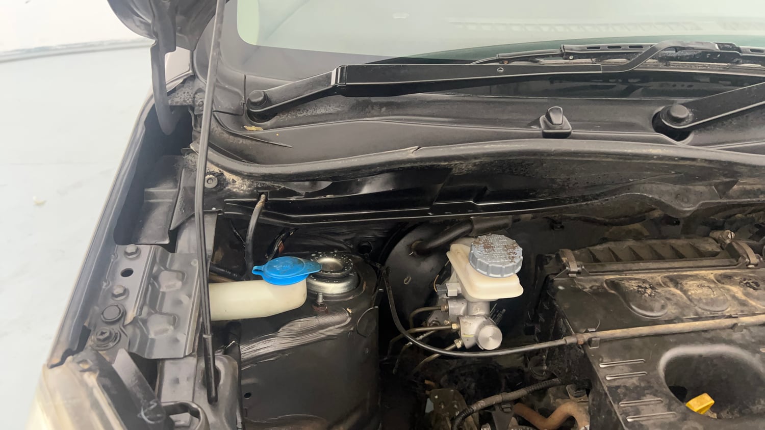 Used 2015 Maruti Suzuki Wagon R VXI Petrol Manual engine ENGINE RIGHT SIDE HINGE & APRON VIEW