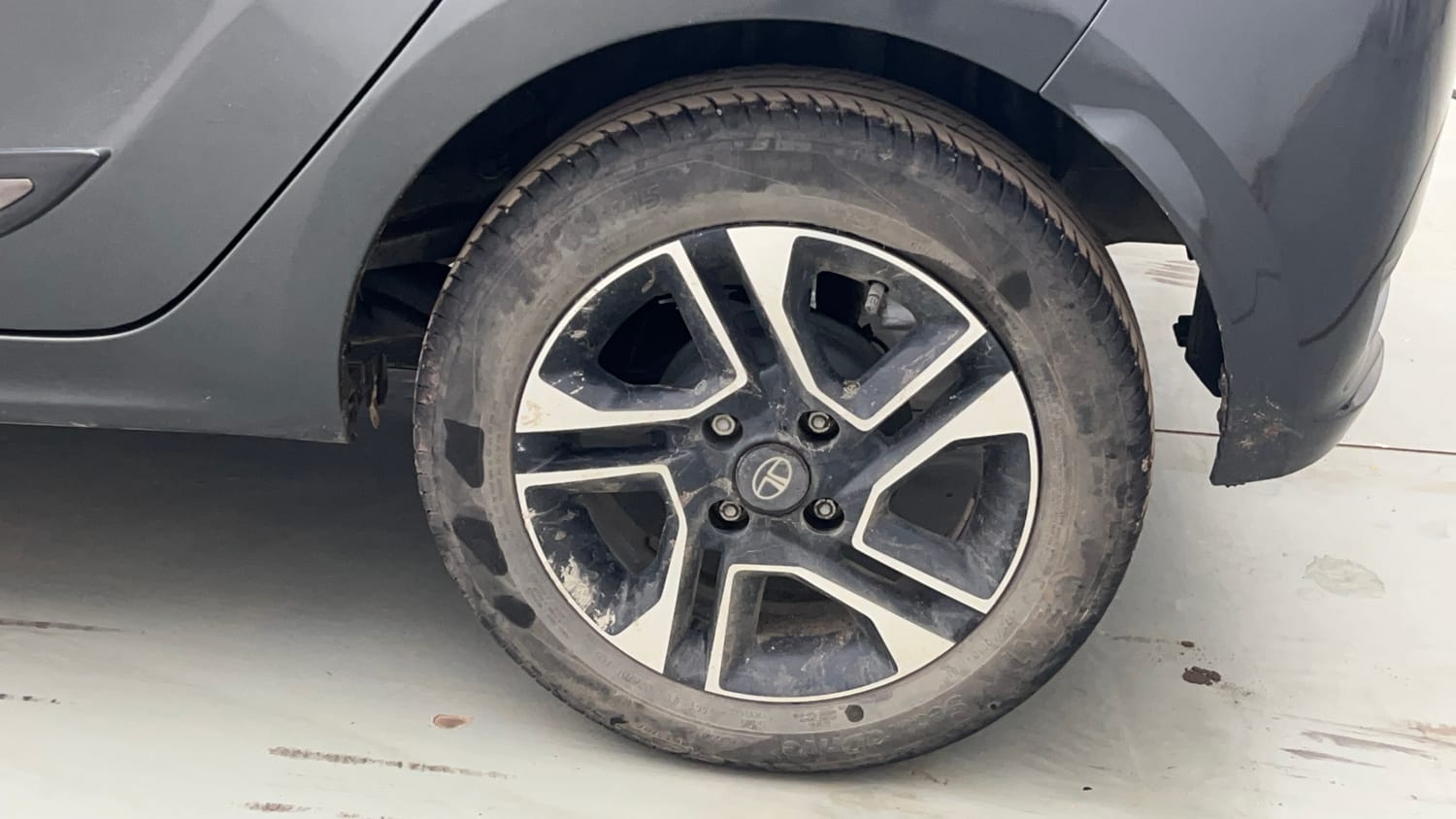 Used 2025 Tata Tiago XZ Plus Petrol Manual tyres LEFT REAR TYRE RIM VIEW