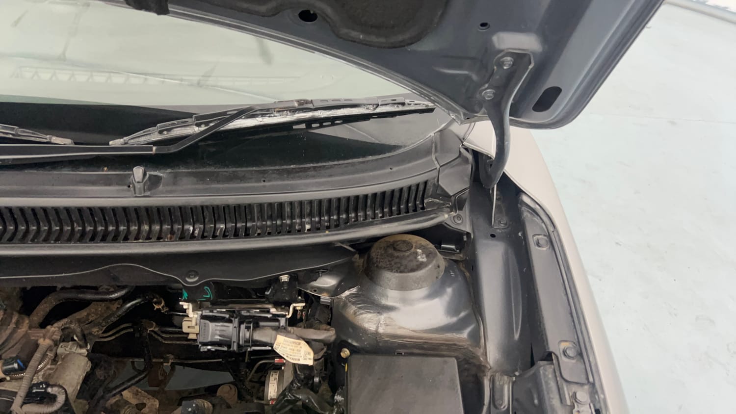 Used 2022 Maruti Suzuki Baleno Zeta Petrol Manual engine ENGINE LEFT SIDE HINGE & APRON VIEW