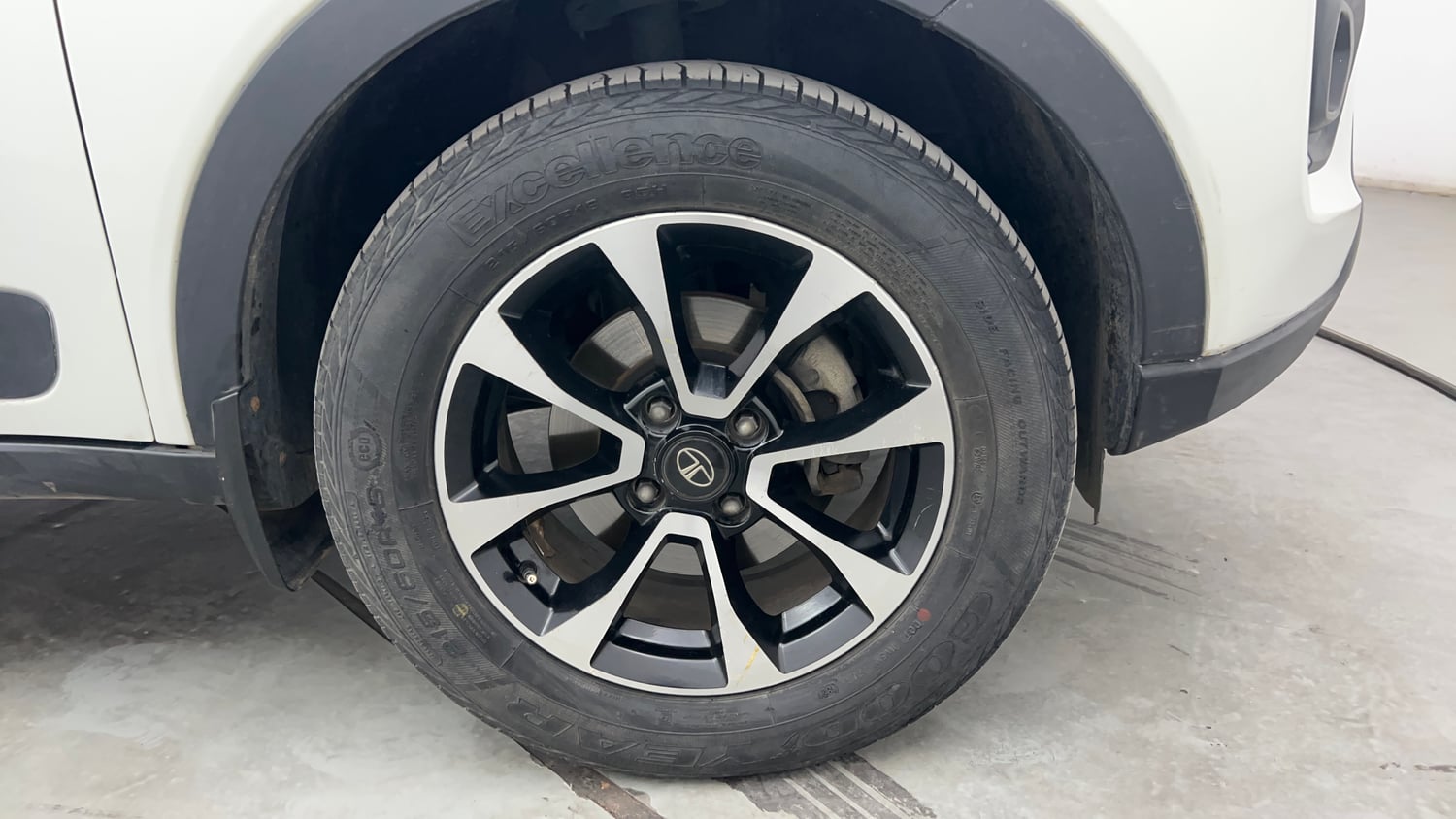 Used 2021 Tata Nexon XZA Plus (O) Diesel Diesel Automatic tyres RIGHT FRONT TYRE RIM VIEW