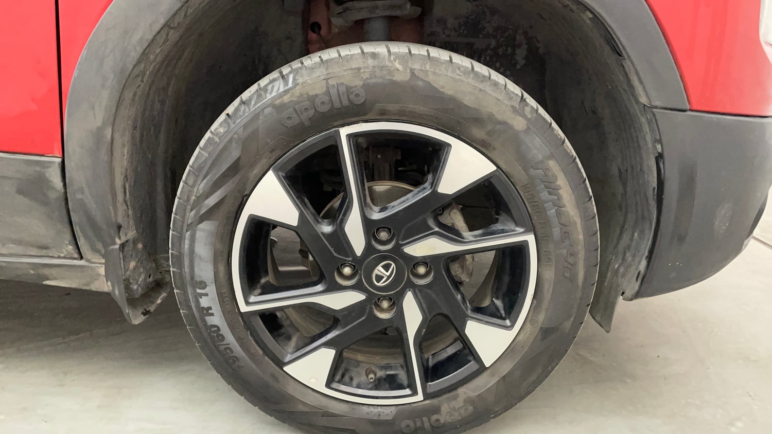 Used 2023 Tata Punch Creative Dual Tone AMT Sunroof Petrol Automatic tyres RIGHT FRONT TYRE RIM VIEW