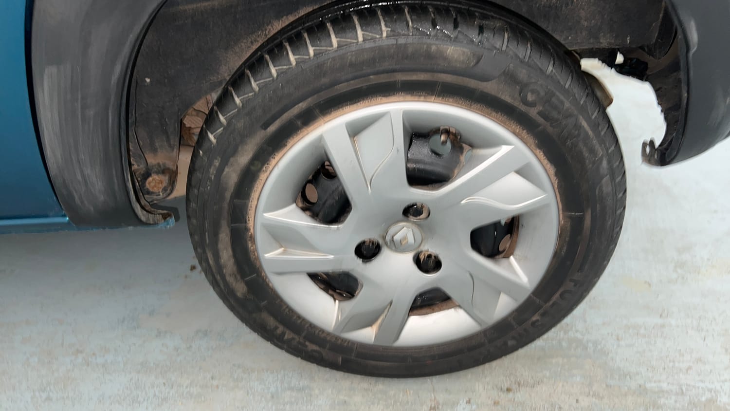 Used 2021 Renault Kwid RXT 1.0 AMT Opt Petrol Automatic tyres LEFT REAR TYRE RIM VIEW