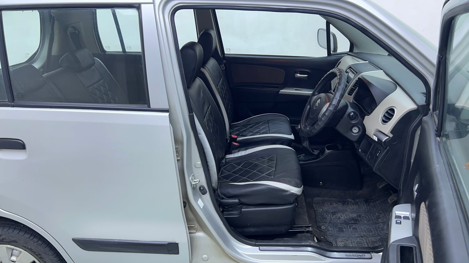 Used 2014 Maruti Suzuki Wagon R LXI Petrol Manual interior RIGHT SIDE FRONT DOOR CABIN VIEW