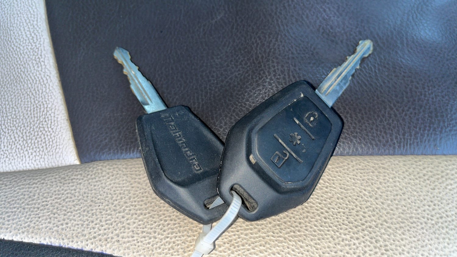 Used 2016 Mahindra TUV300 T8 Diesel Manual extra CAR KEY VIEW