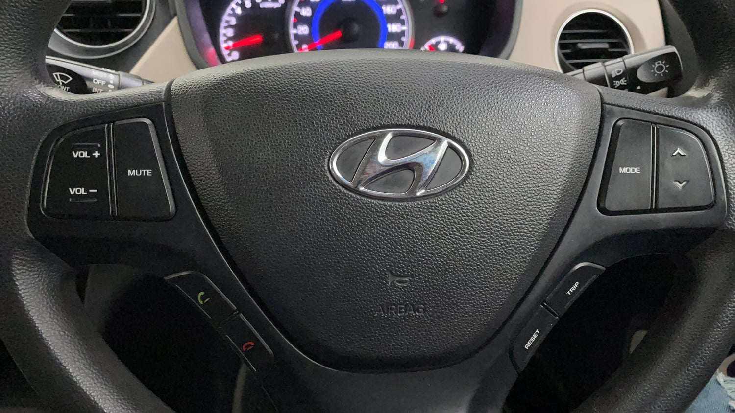 Used 2018 Hyundai Grand i10 Magna 1.2 Kappa VTVT Petrol Manual top_features Steering mounted controls