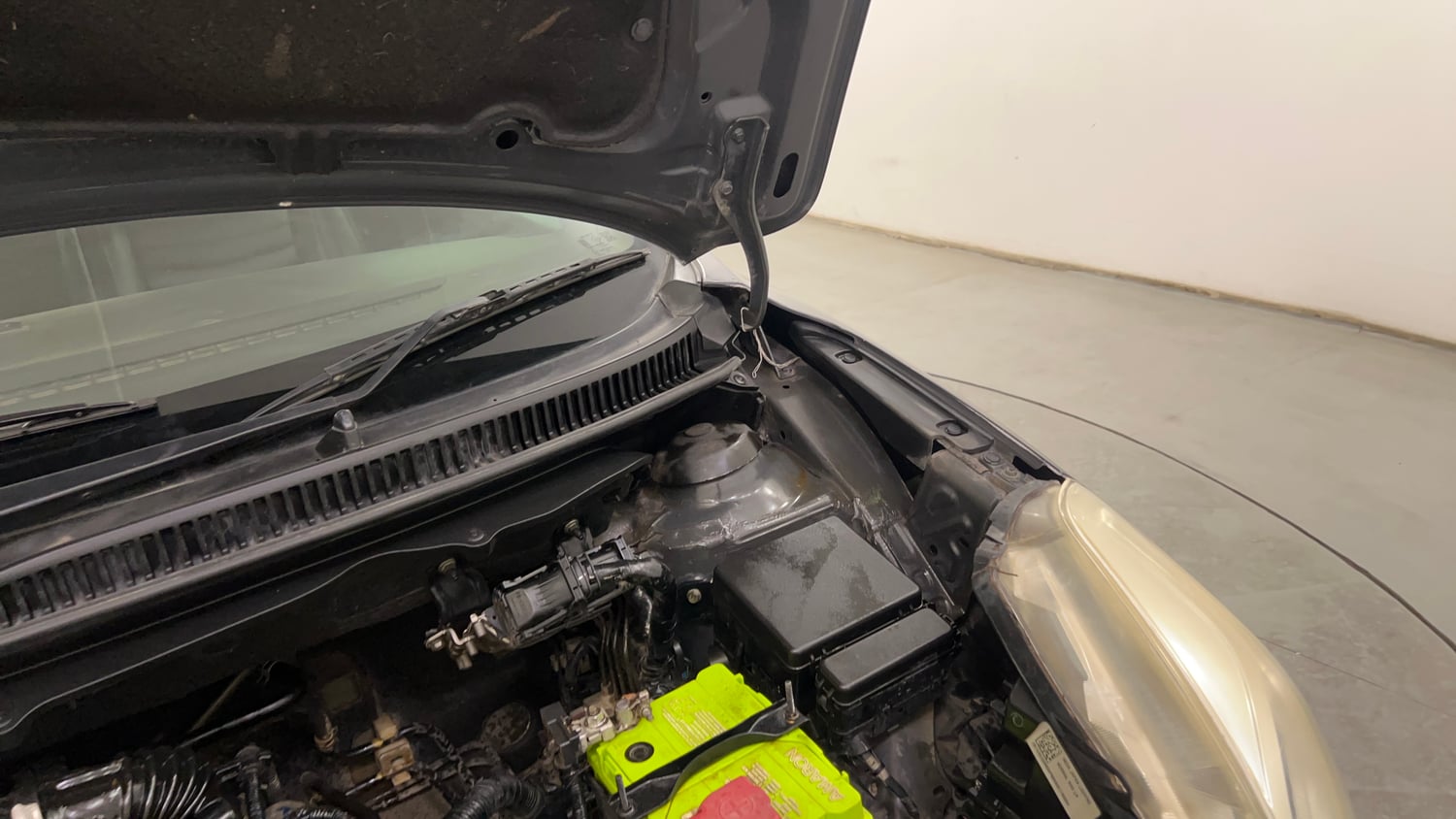 Used 2017 Maruti Suzuki Baleno Zeta 1.2 Petrol Manual engine ENGINE LEFT SIDE HINGE & APRON VIEW