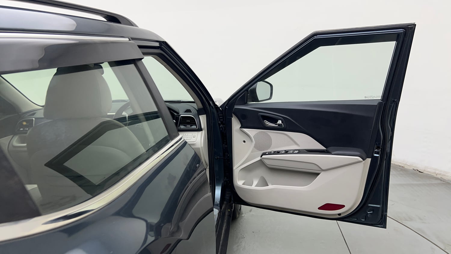 Used 2022 Mahindra XUV 300 W8 (O) 1.2 Petrol AMT Petrol Automatic interior RIGHT FRONT DOOR OPEN VIEW