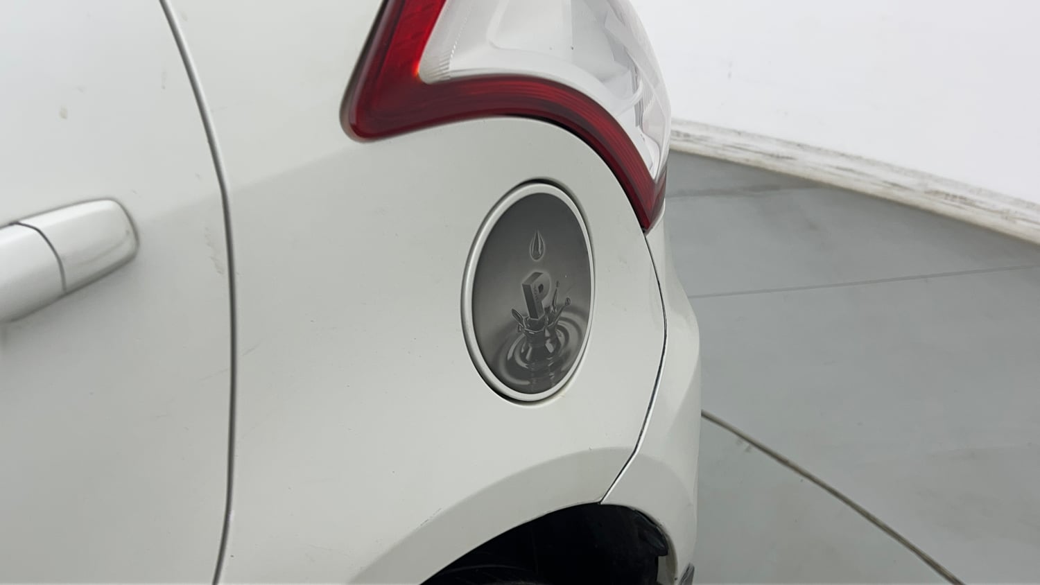 Used 2014 Maruti Suzuki Swift LXi Petrol Manual dents MINOR DENT