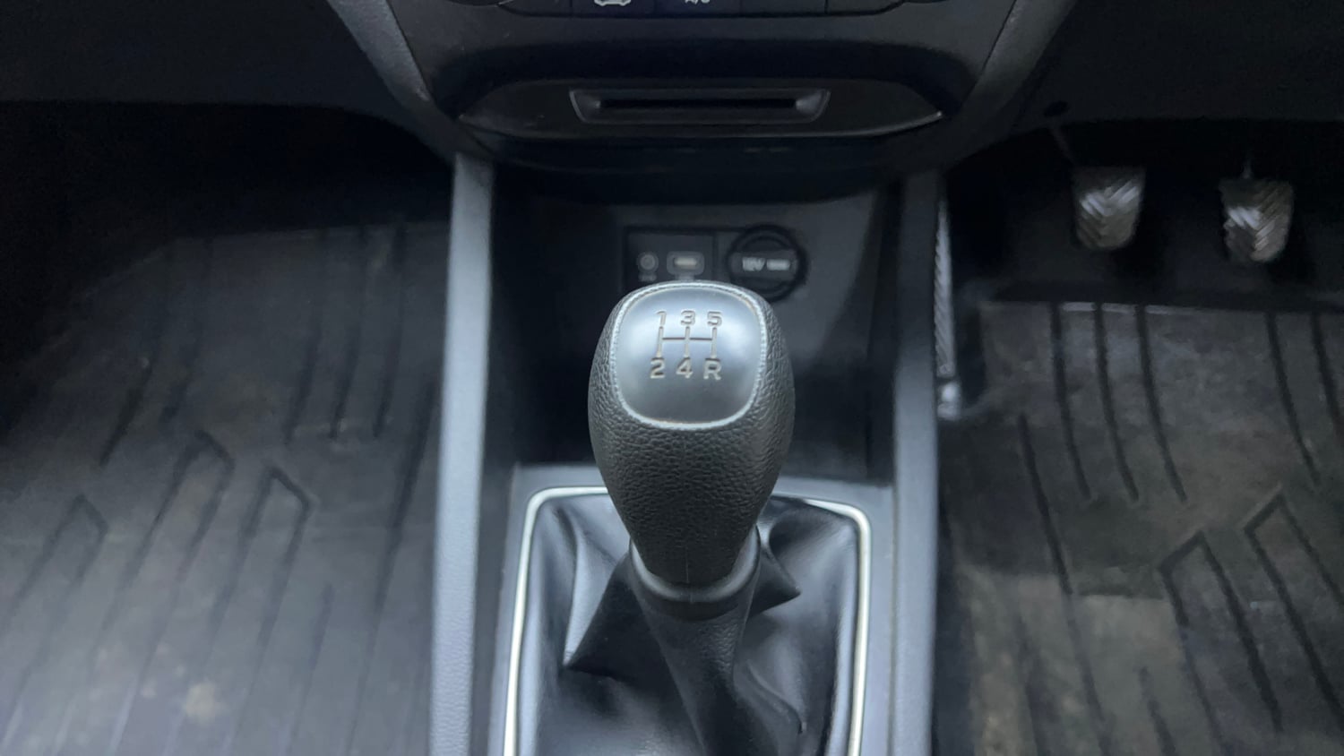 Used 2017 Hyundai Elite i20 Magna Executive 1.2 Petrol Manual interior GEAR  KNOB VIEW