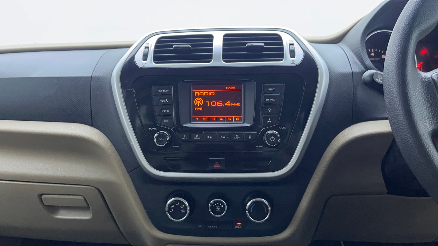 Used 2016 Mahindra TUV300 T8 Diesel Manual interior MUSIC SYSTEM & AC CONTROL VIEW