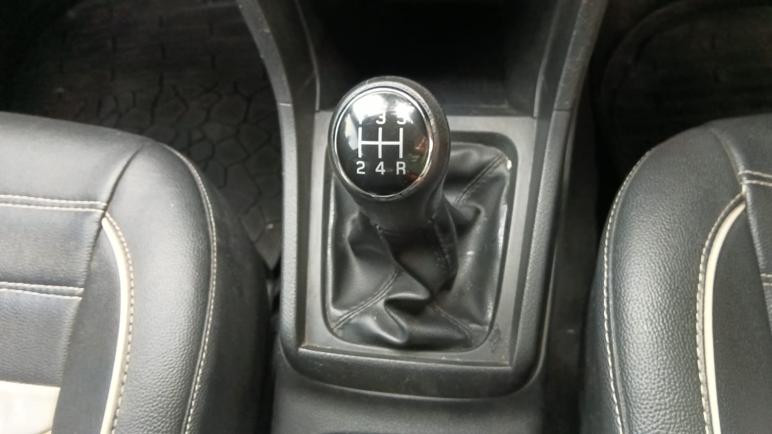 Used 2019 Maruti Suzuki Vitara Brezza [2016-2020] ZDi Diesel Manual interior GEAR  KNOB VIEW