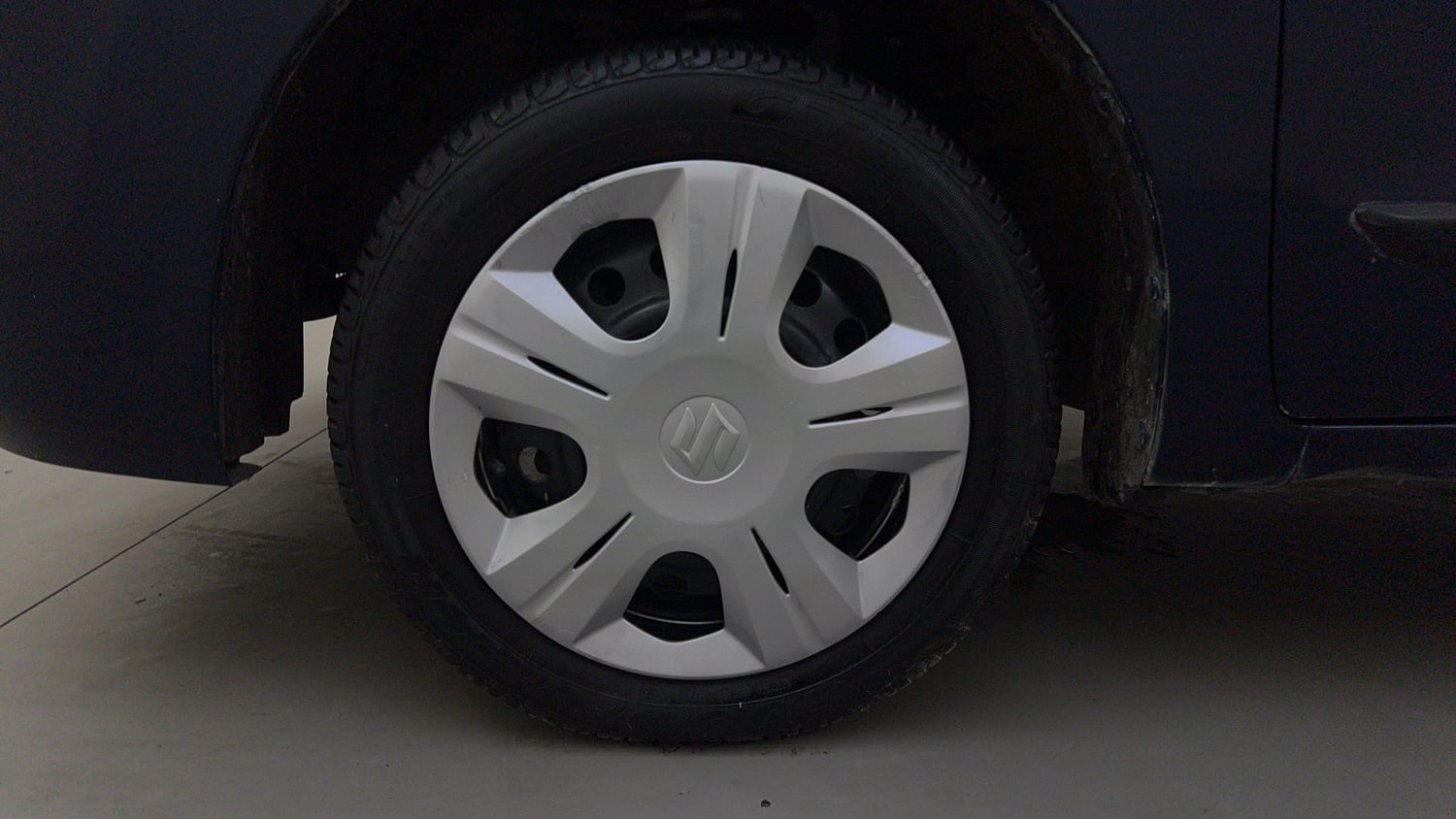Used 2017 Maruti Suzuki Wagon R 1.0 VXI AMT Petrol Automatic tyres LEFT FRONT TYRE RIM VIEW