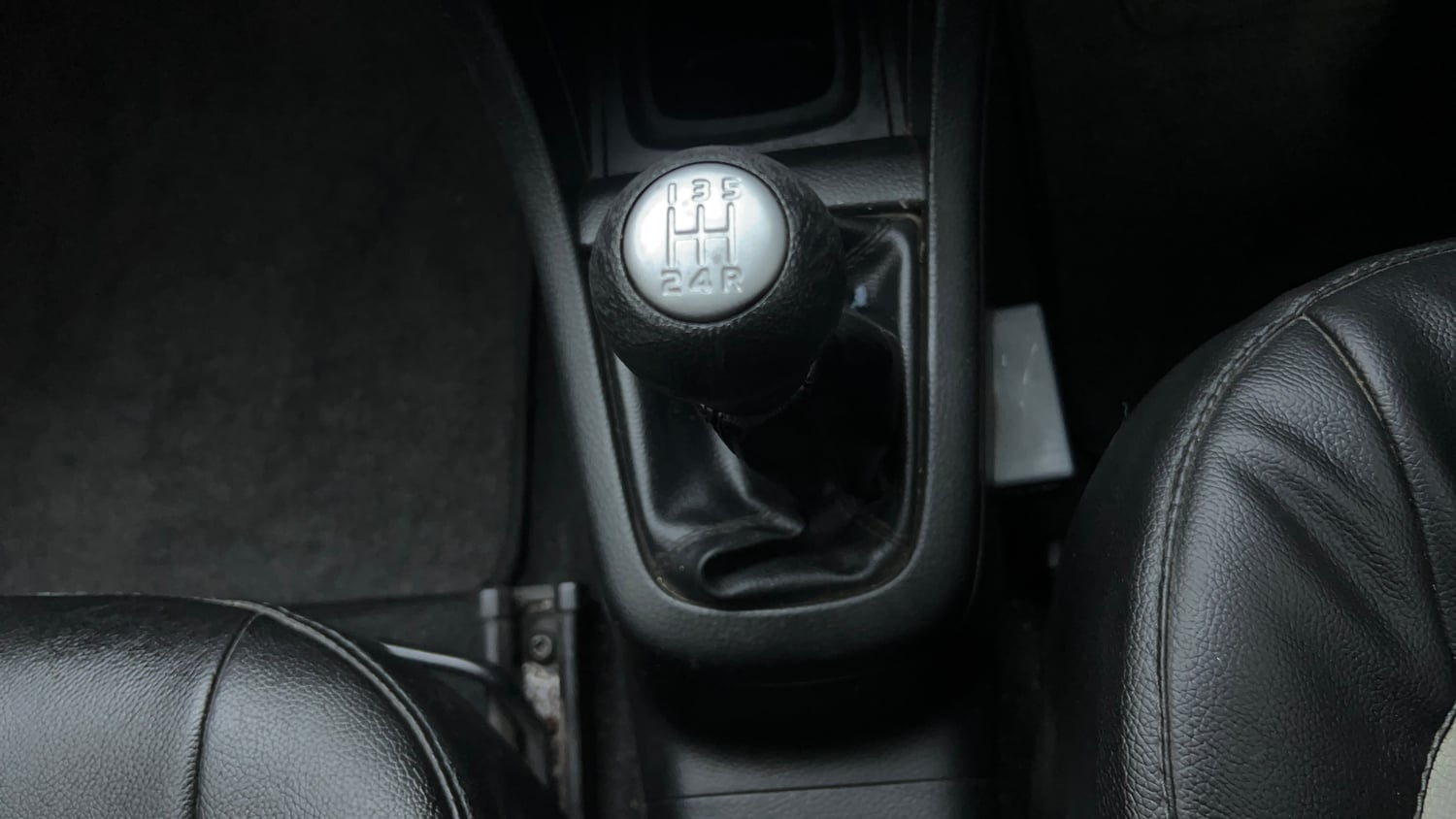Used 2014 Maruti Suzuki Swift LXi Petrol Manual interior GEAR  KNOB VIEW
