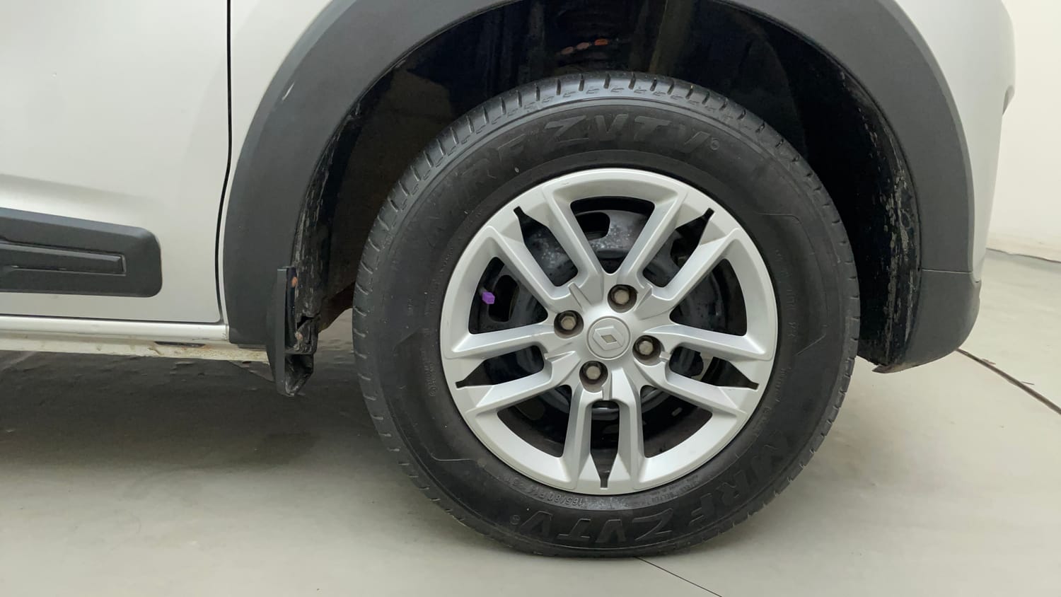 Used 2024 Renault Triber RXT Petrol Manual tyres RIGHT FRONT TYRE RIM VIEW