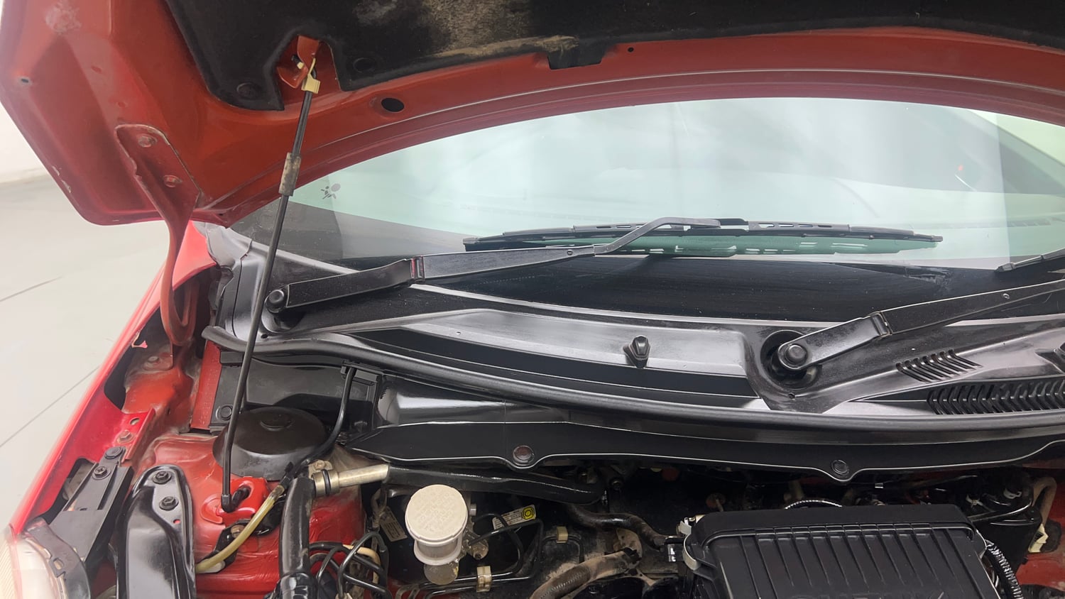 Used 2017 Maruti Suzuki Swift ZXi Petrol Manual engine ENGINE RIGHT SIDE HINGE & APRON VIEW