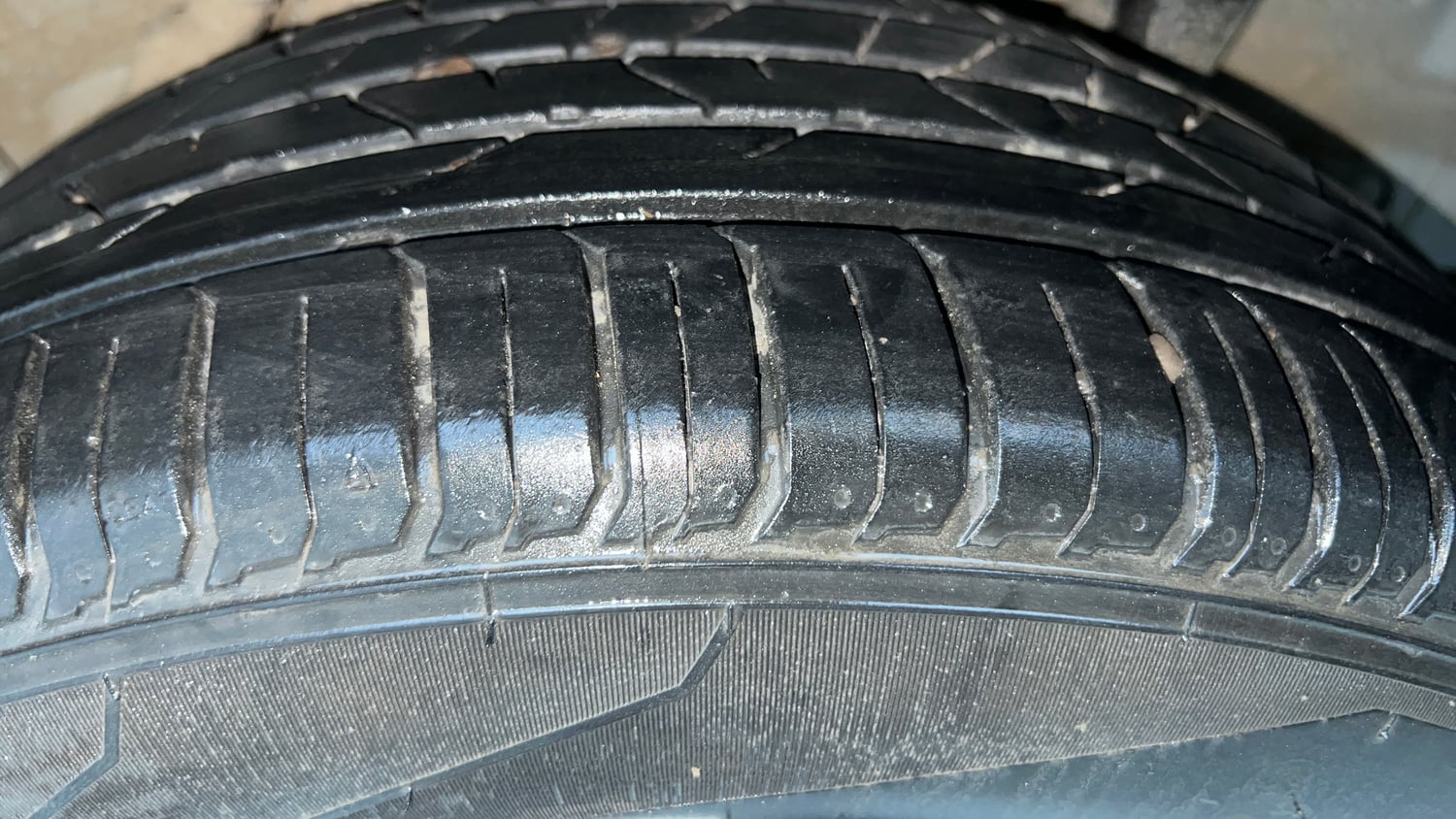 Used 2022 Hyundai Venue S (O) 1.0 Turbo DCT Petrol Automatic tyres LEFT REAR TYRE TREAD VIEW