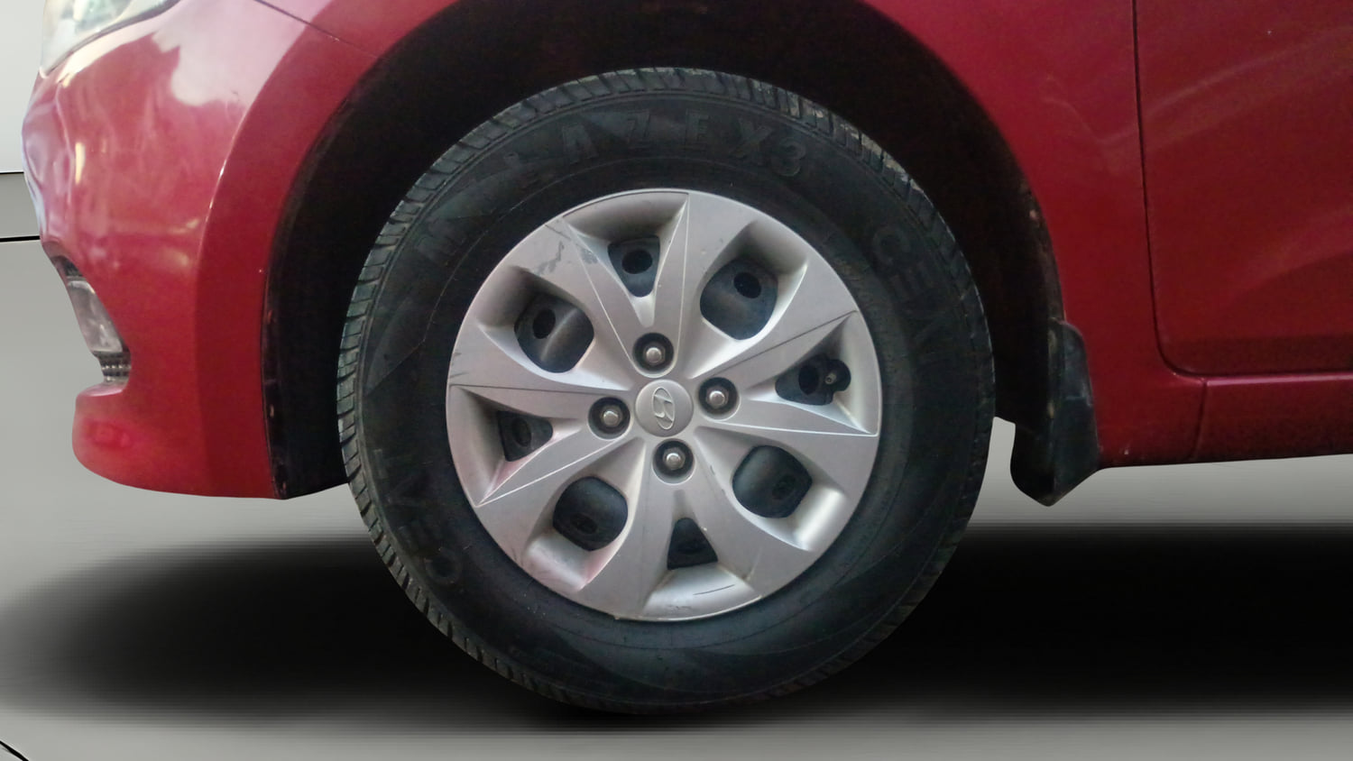 Used 2018 Hyundai Elite i20 Sportz 1.2 Petrol Manual tyres LEFT FRONT TYRE RIM VIEW