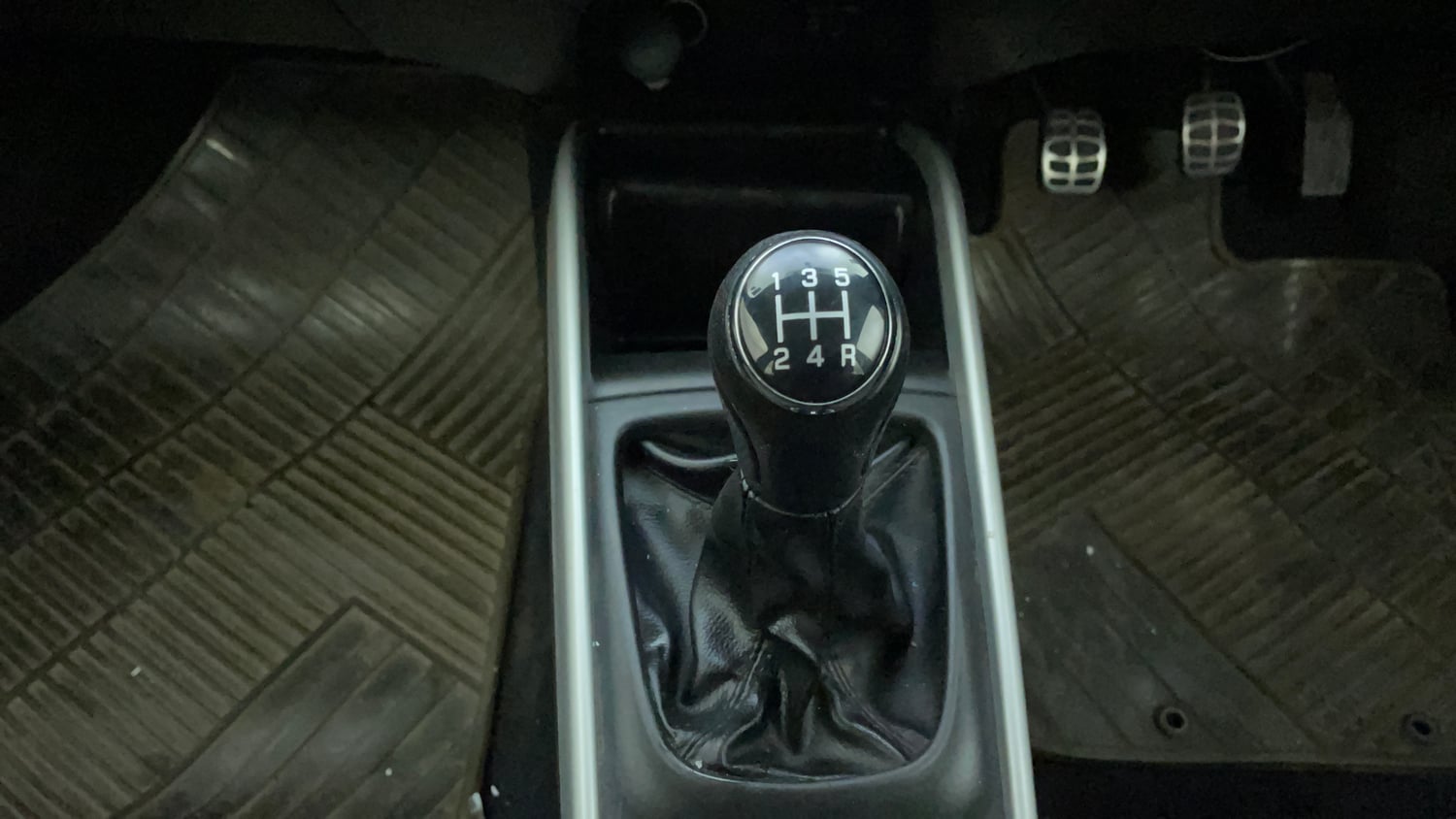 Used 2017 Maruti Suzuki Baleno Delta 1.2 Petrol Manual interior GEAR  KNOB VIEW