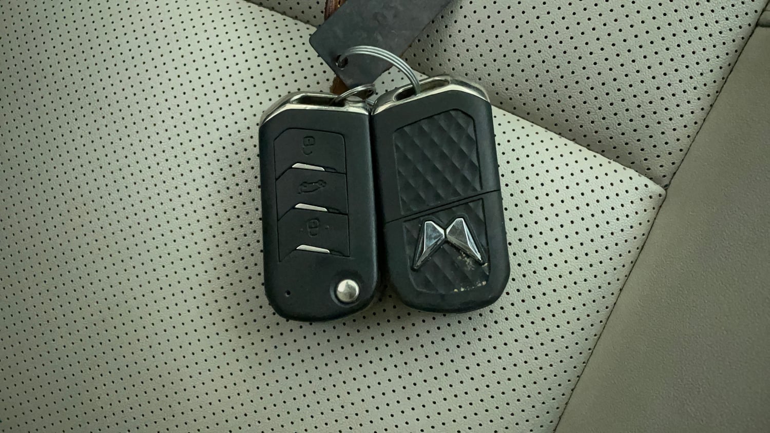 Used 2022 Mahindra XUV700 AX 7 Diesel MT 7 STR Diesel Manual extra CAR KEY VIEW