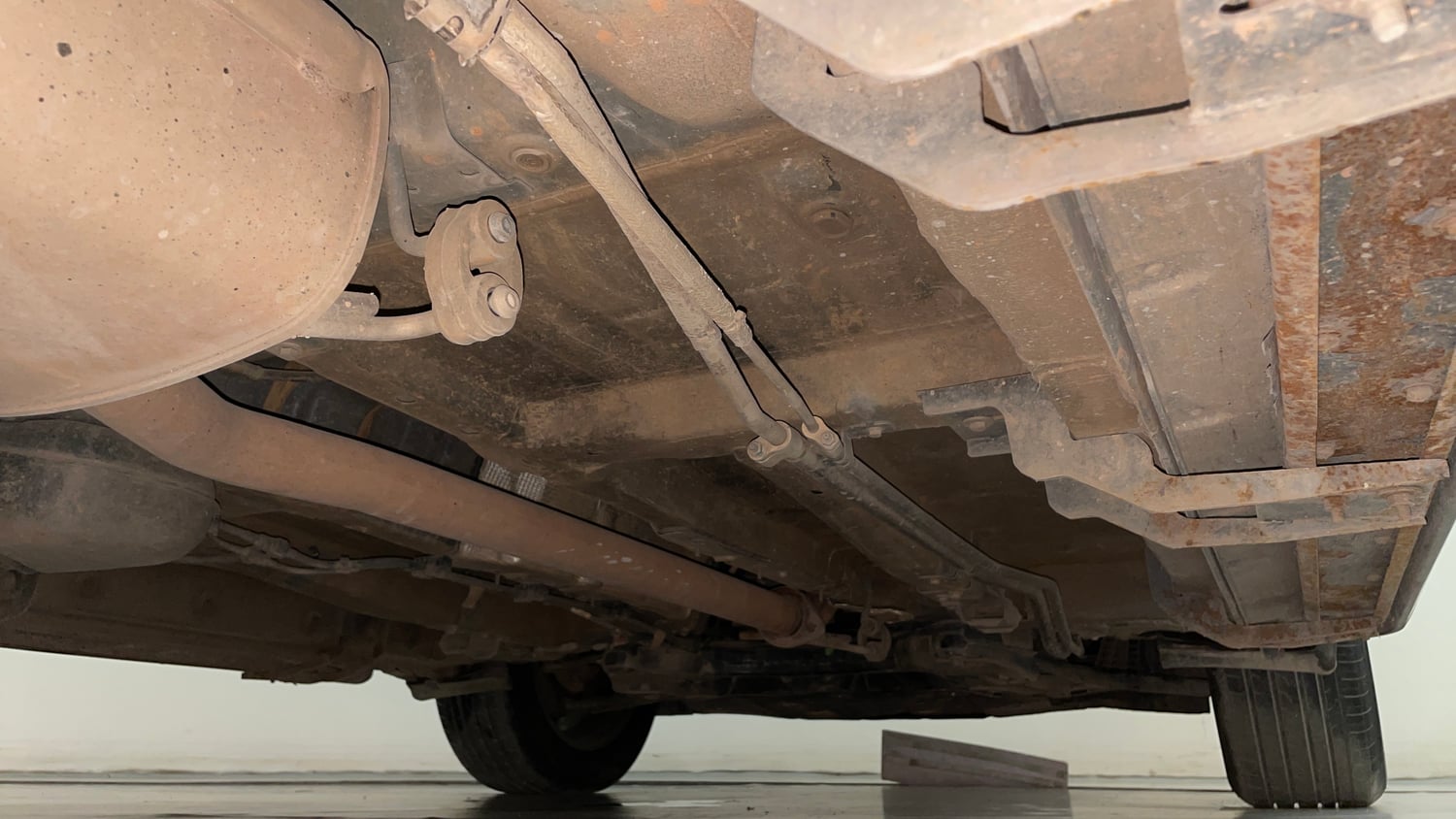 Used 2022 Mahindra XUV700 AX 7 Diesel MT 7 STR Diesel Manual extra REAR RIGHT UNDERBODY VIEW
