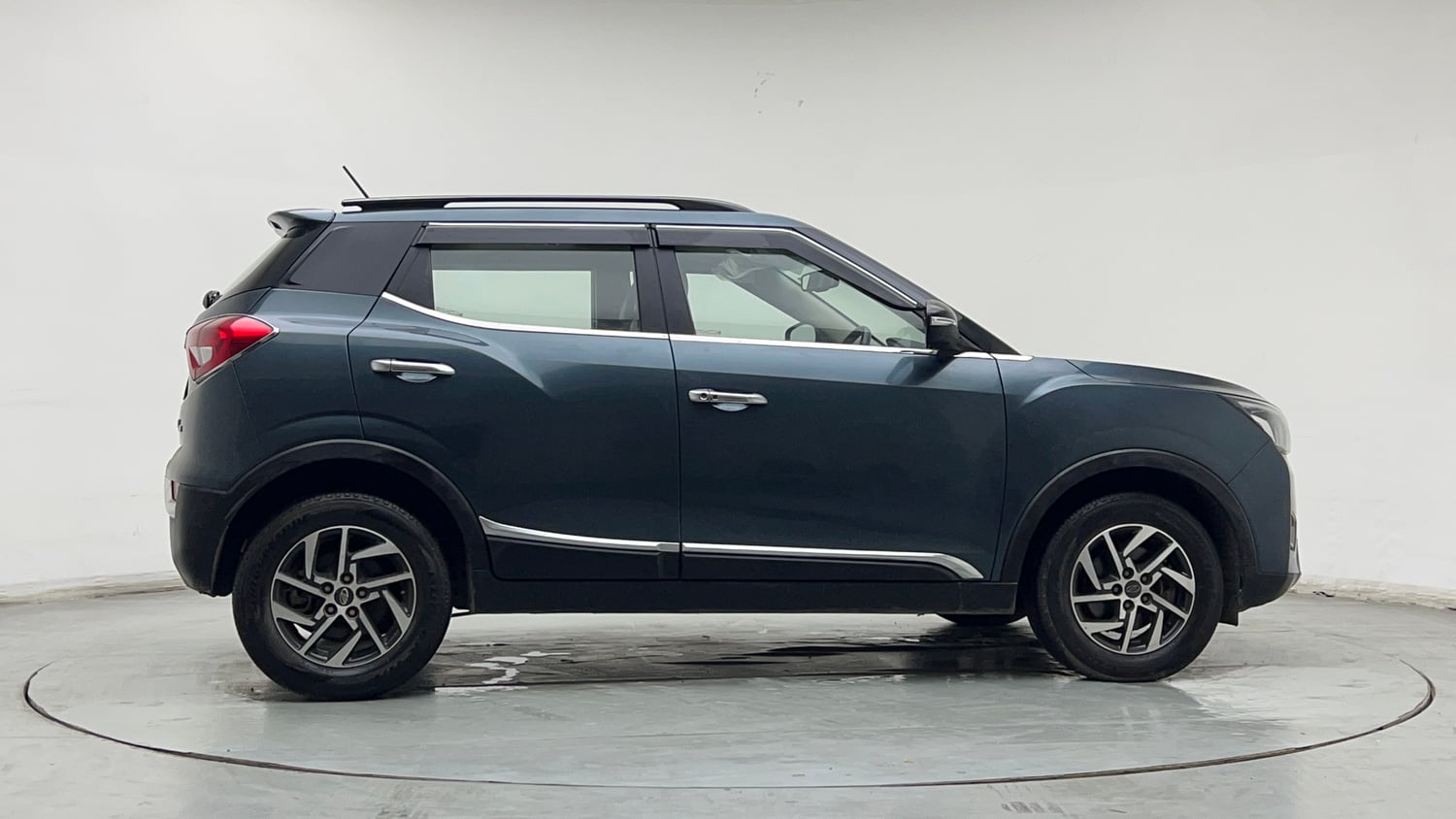 Used 2022 Mahindra XUV 300 W8 (O) 1.2 Petrol AMT Petrol Automatic exterior RIGHT SIDE VIEW