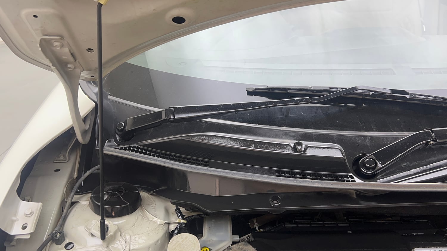 Used 2019 Maruti Suzuki Dzire VXi Petrol Manual engine ENGINE RIGHT SIDE HINGE & APRON VIEW
